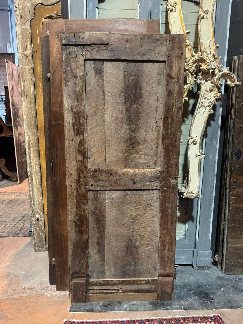 italien Porte intérieure en Wood Wood, un vantail avec panneaux ondulés sculptés, Italie en vente
