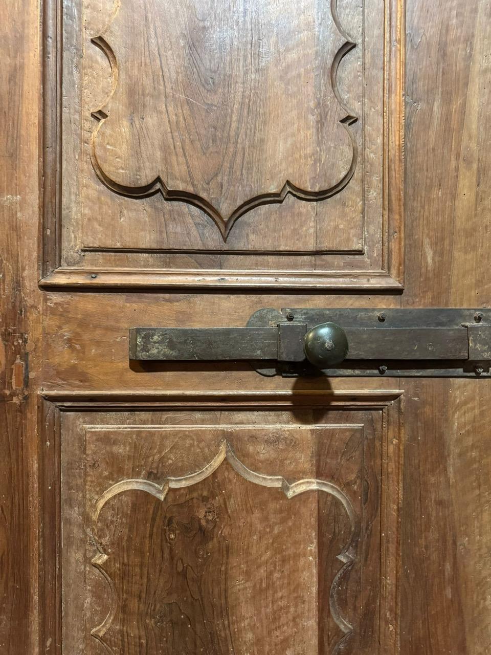 Porte intérieure en Wood Wood, un vantail avec panneaux ondulés sculptés, Italie Bon état - En vente à Cuneo, Italy (CN)