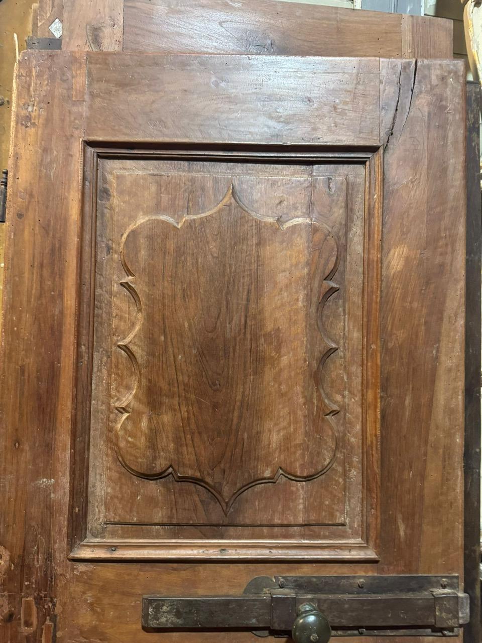 XVIIIe siècle et antérieur Porte intérieure en Wood Wood, un vantail avec panneaux ondulés sculptés, Italie en vente