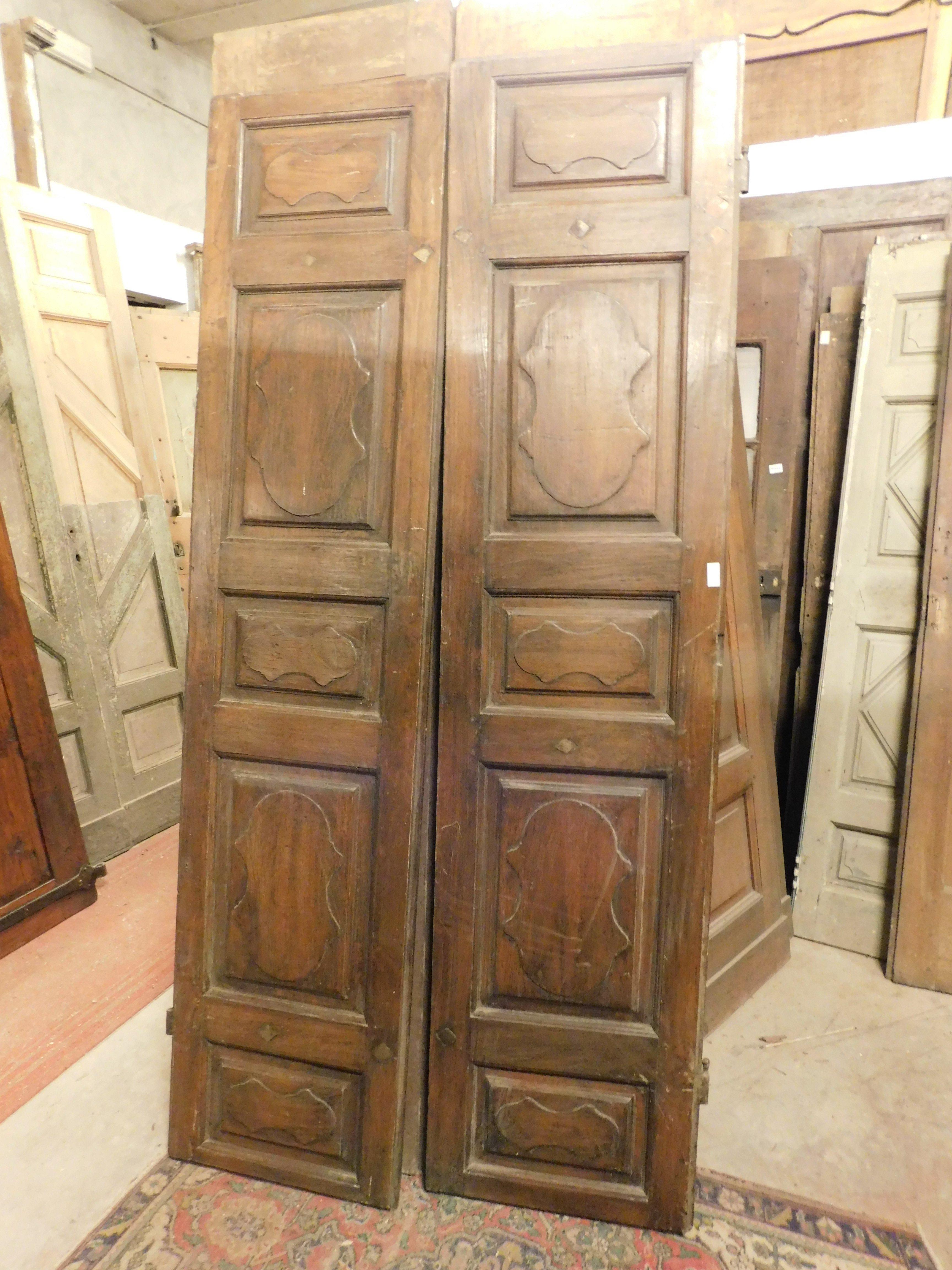 Sculpté à la main Porte intérieure en Wood Wood, deux vantaux avec panneaux sculptés, Italie en vente