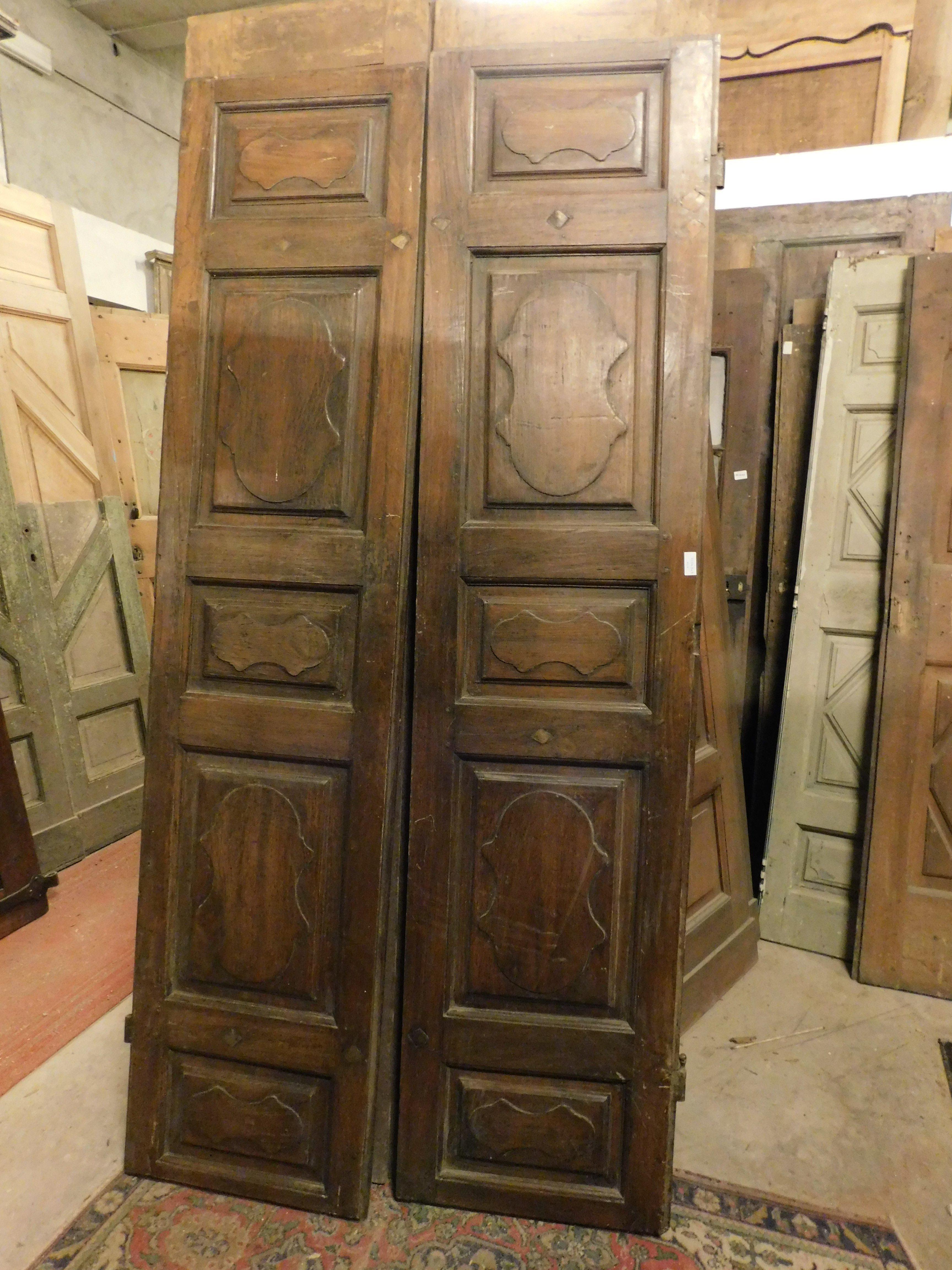 XVIIIe siècle et antérieur Porte intérieure en Wood Wood, deux vantaux avec panneaux sculptés, Italie en vente