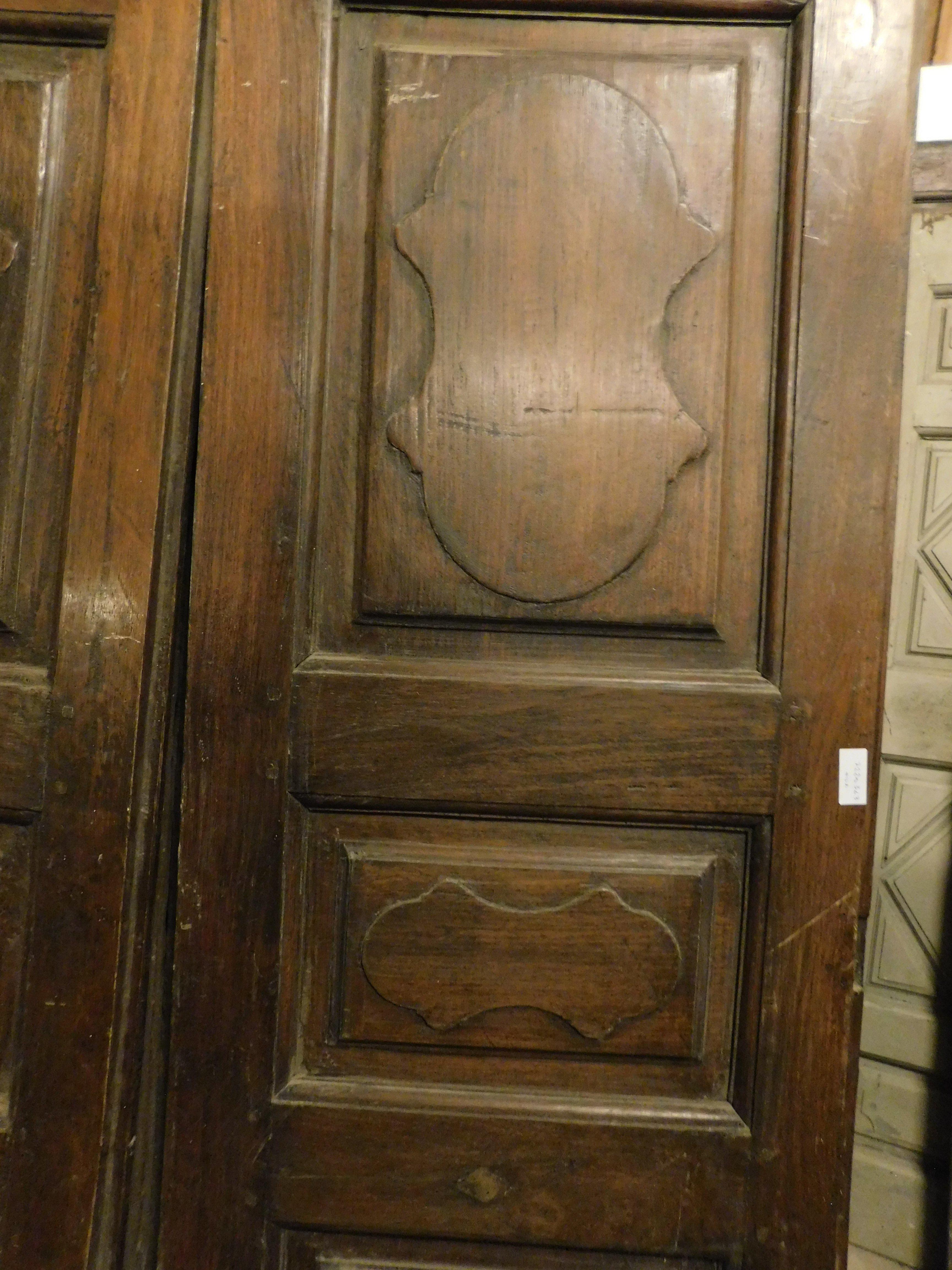 Noyer Porte intérieure en Wood Wood, deux vantaux avec panneaux sculptés, Italie en vente