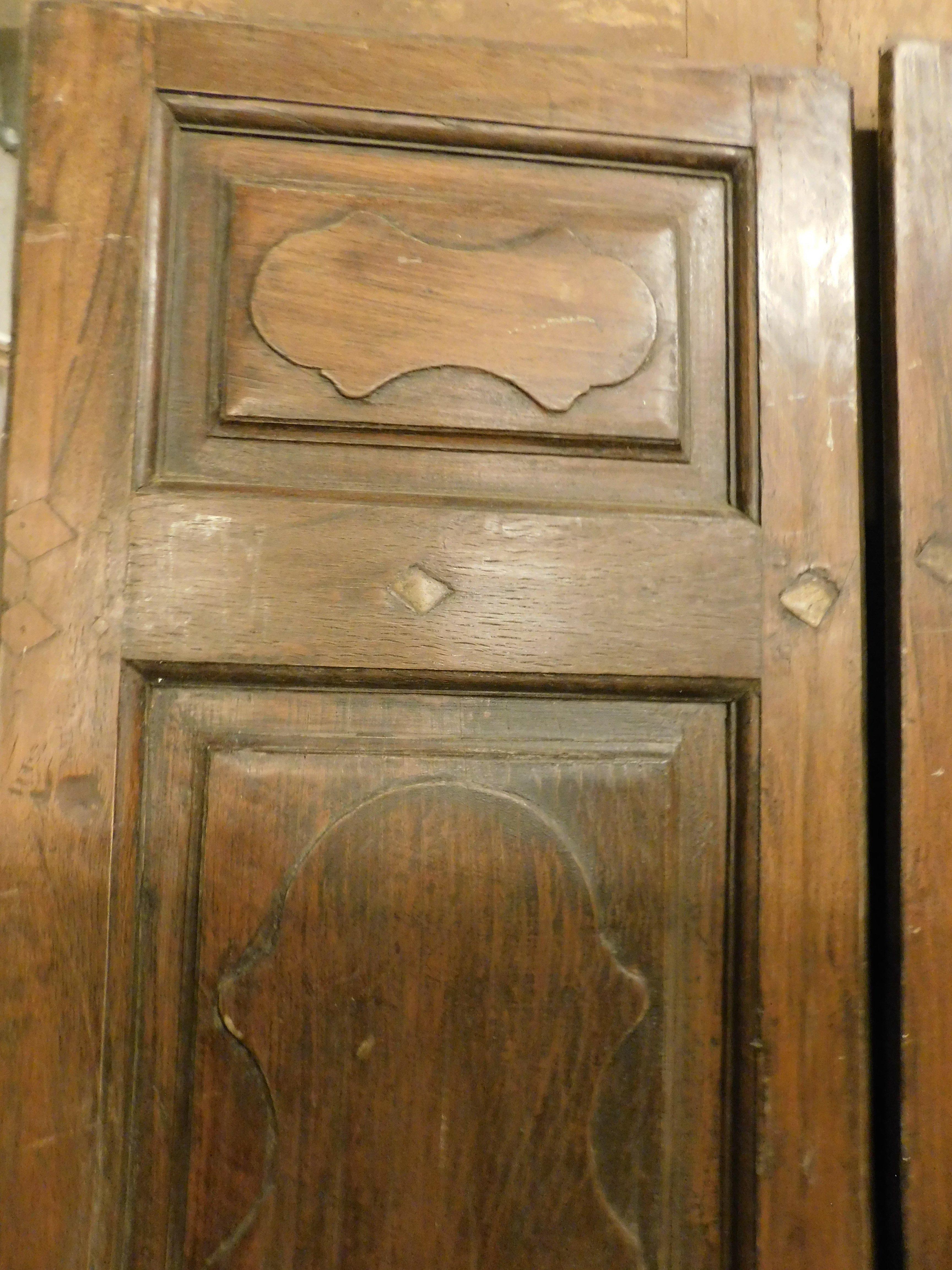 Porte intérieure en Wood Wood, deux vantaux avec panneaux sculptés, Italie en vente 1