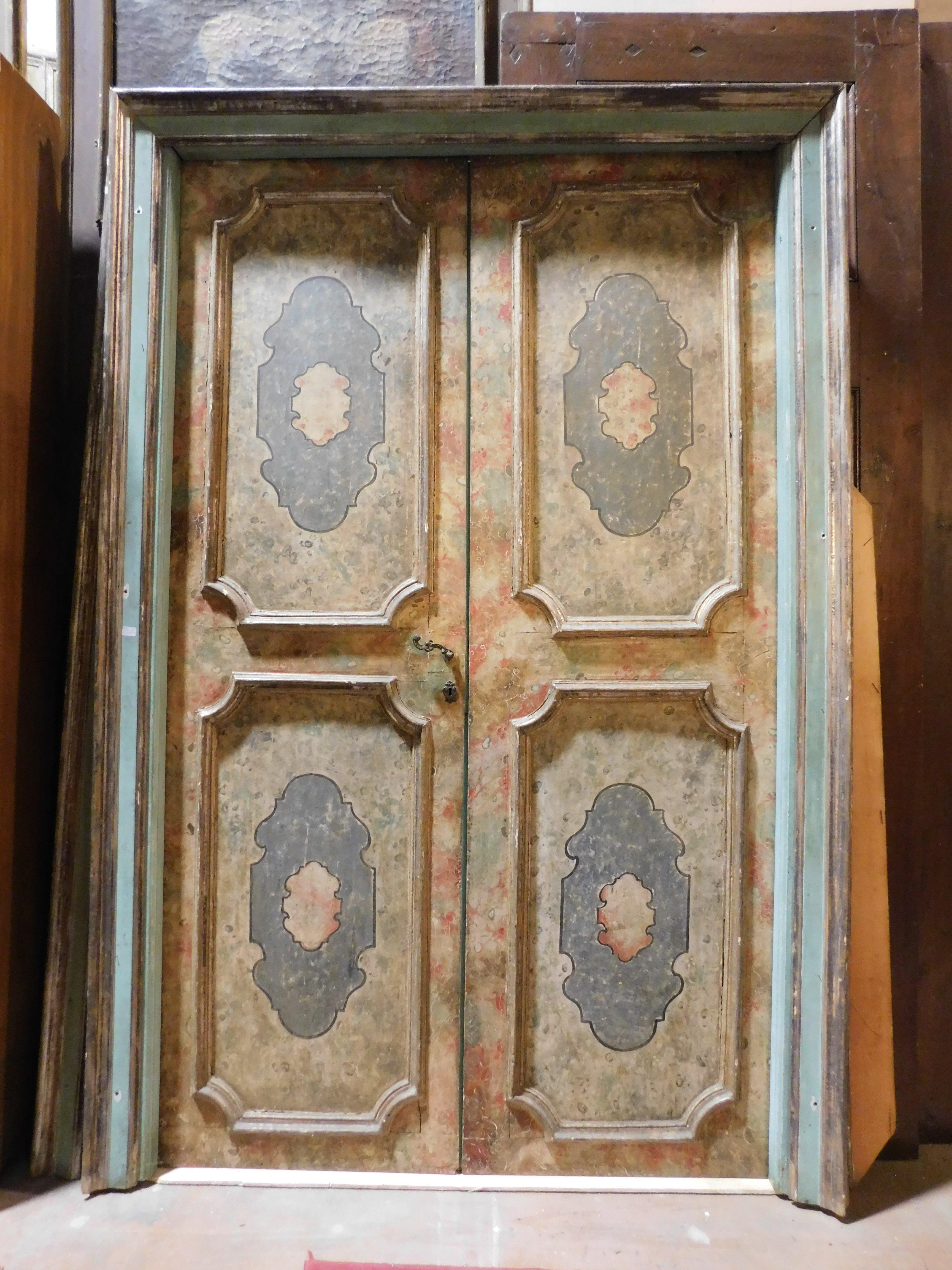 Puerta interior de dos hojas, de madera lacada y pintada, Italia Italiano en venta