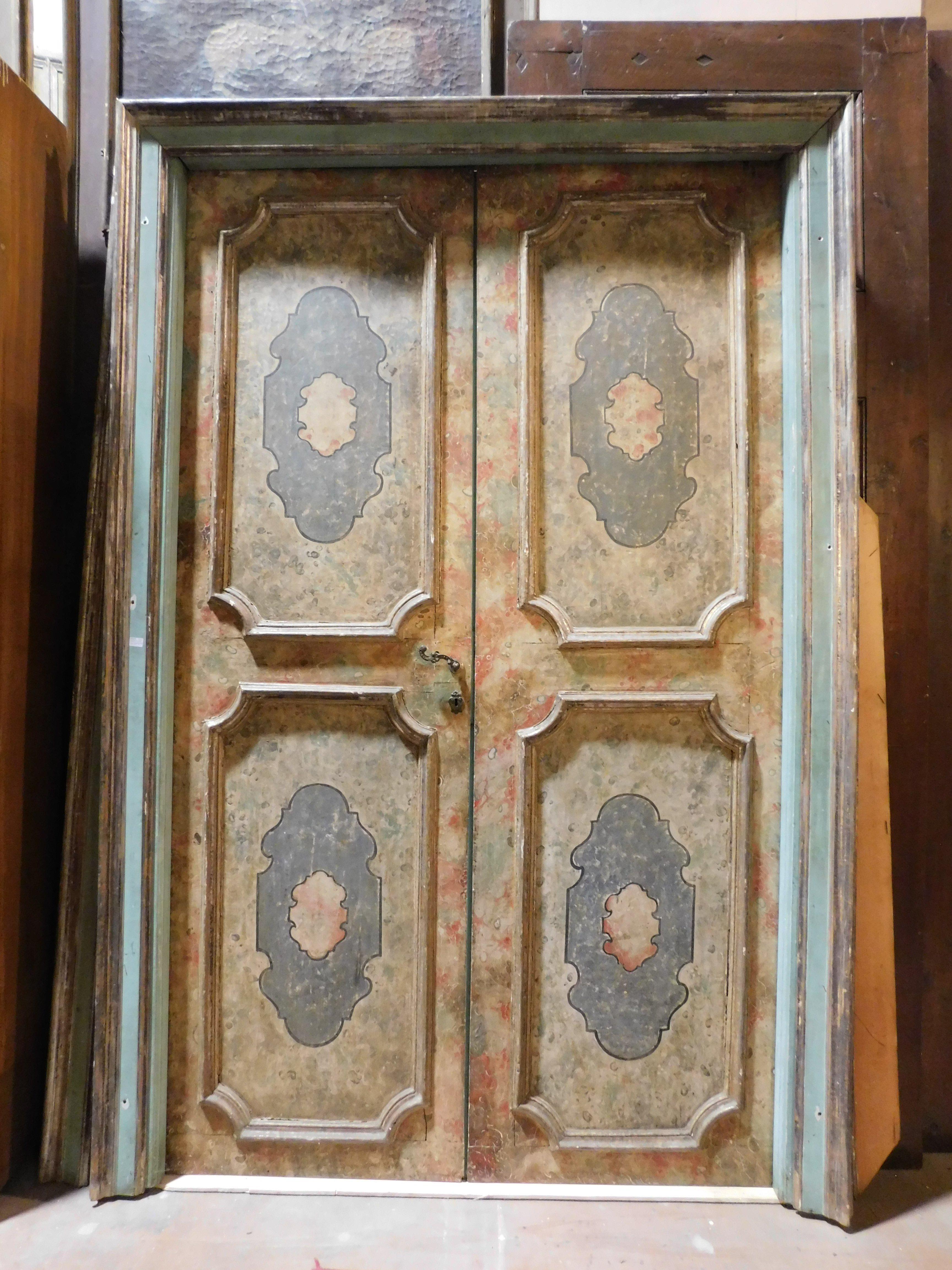 Puerta interior de dos hojas, de madera lacada y pintada, Italia Pintado a mano en venta