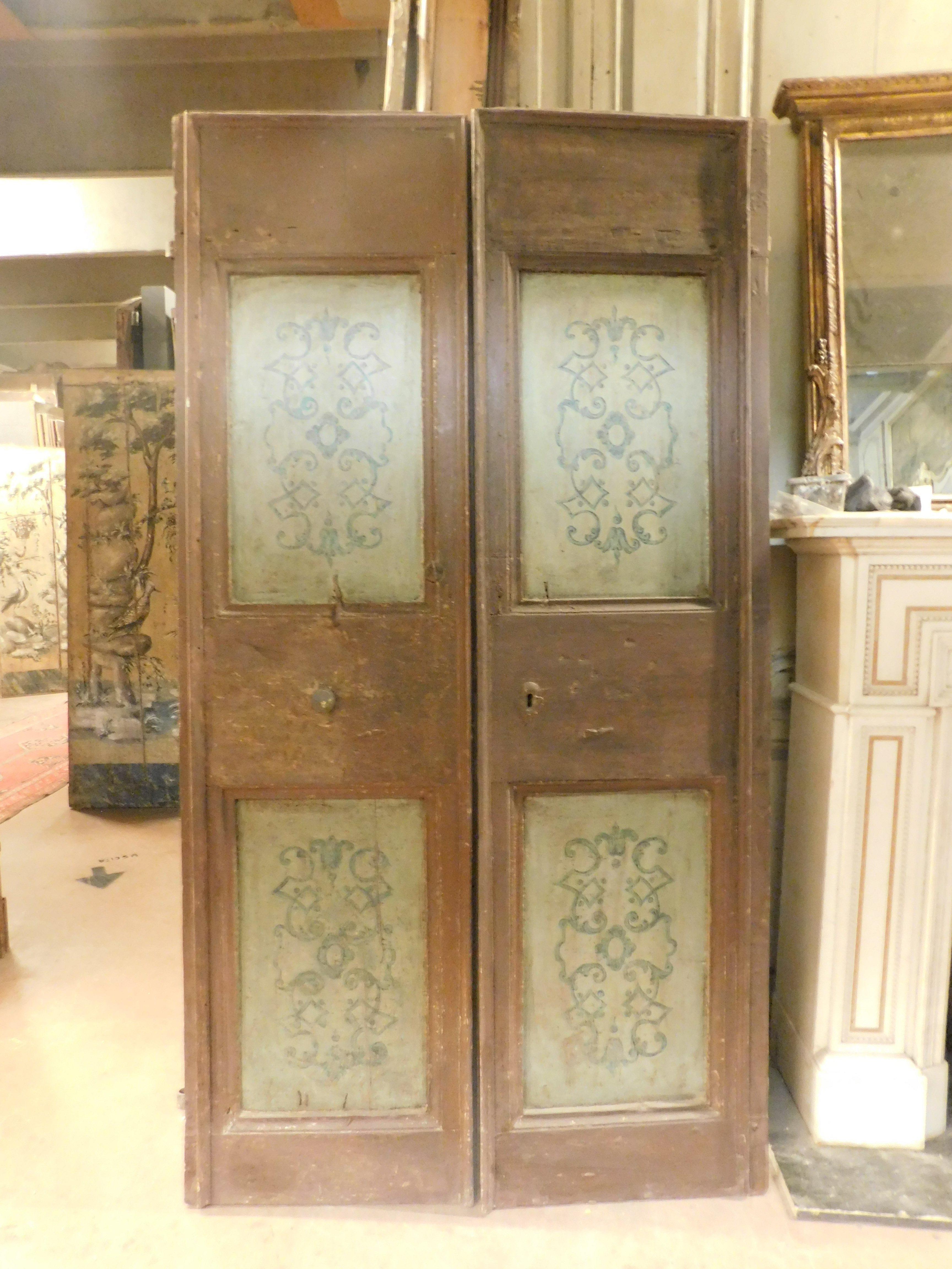 Interior double door, lacquered and painted, Umbria (Italy) In Good Condition For Sale In Cuneo, Italy (CN)
