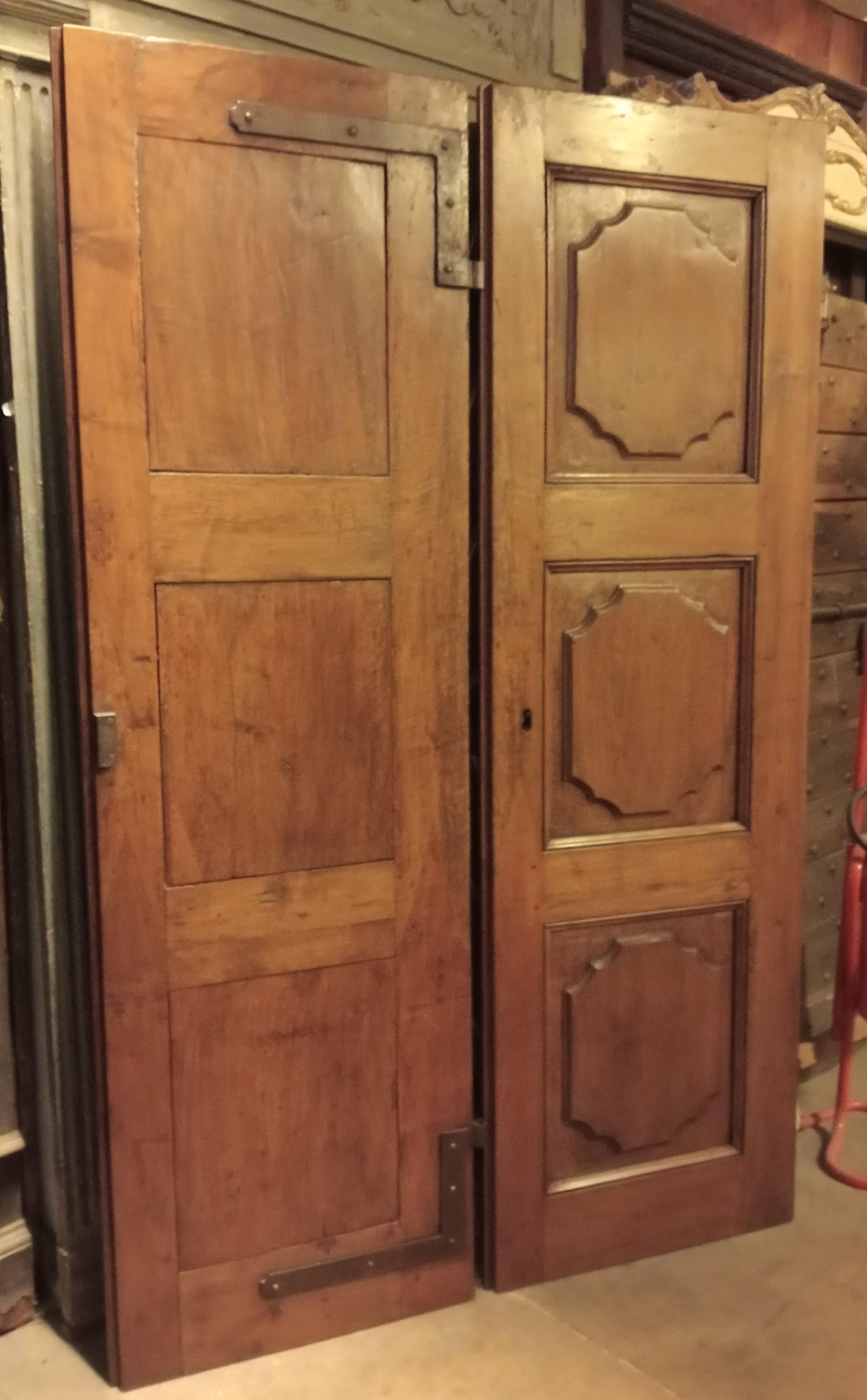 Puerta interior de dos hojas en nogal con paneles tallados, Italia en venta 3