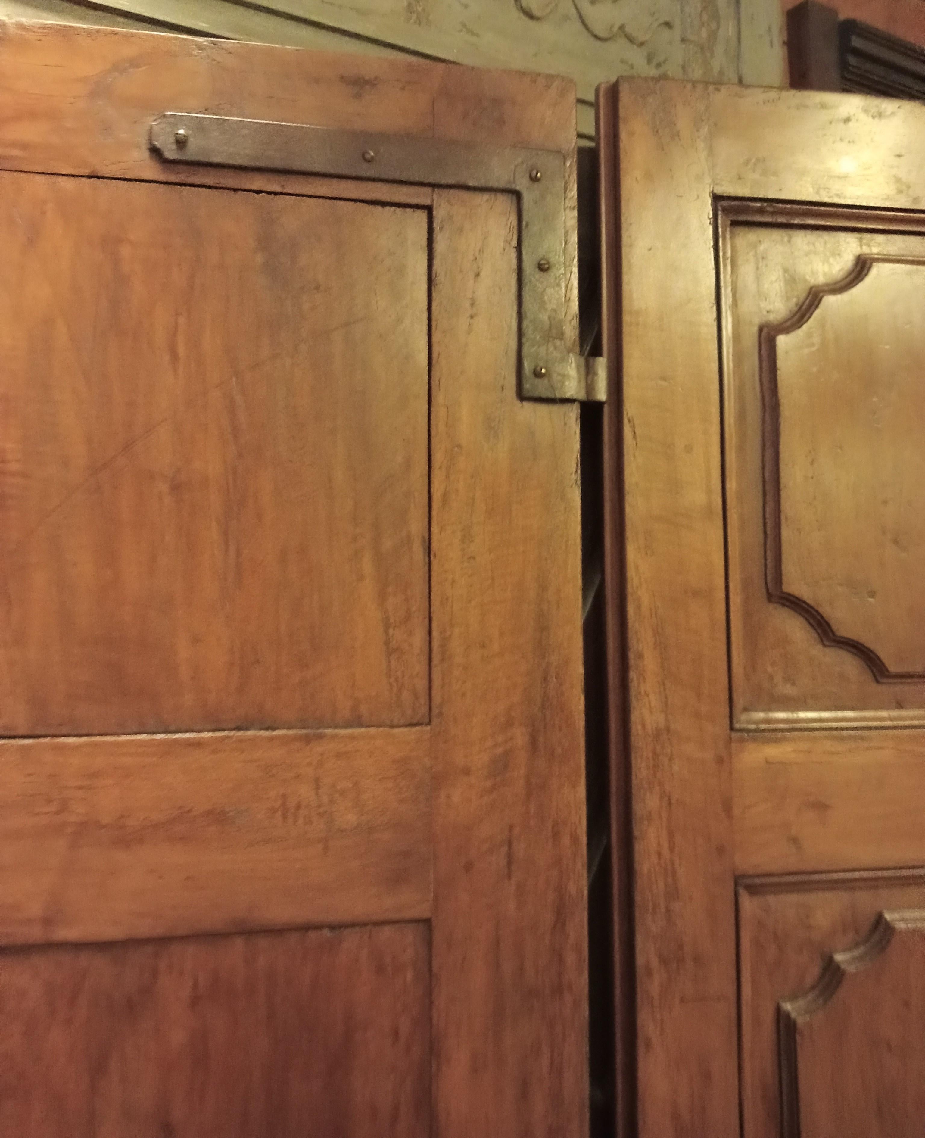 Puerta interior de dos hojas en nogal con paneles tallados, Italia en venta 4