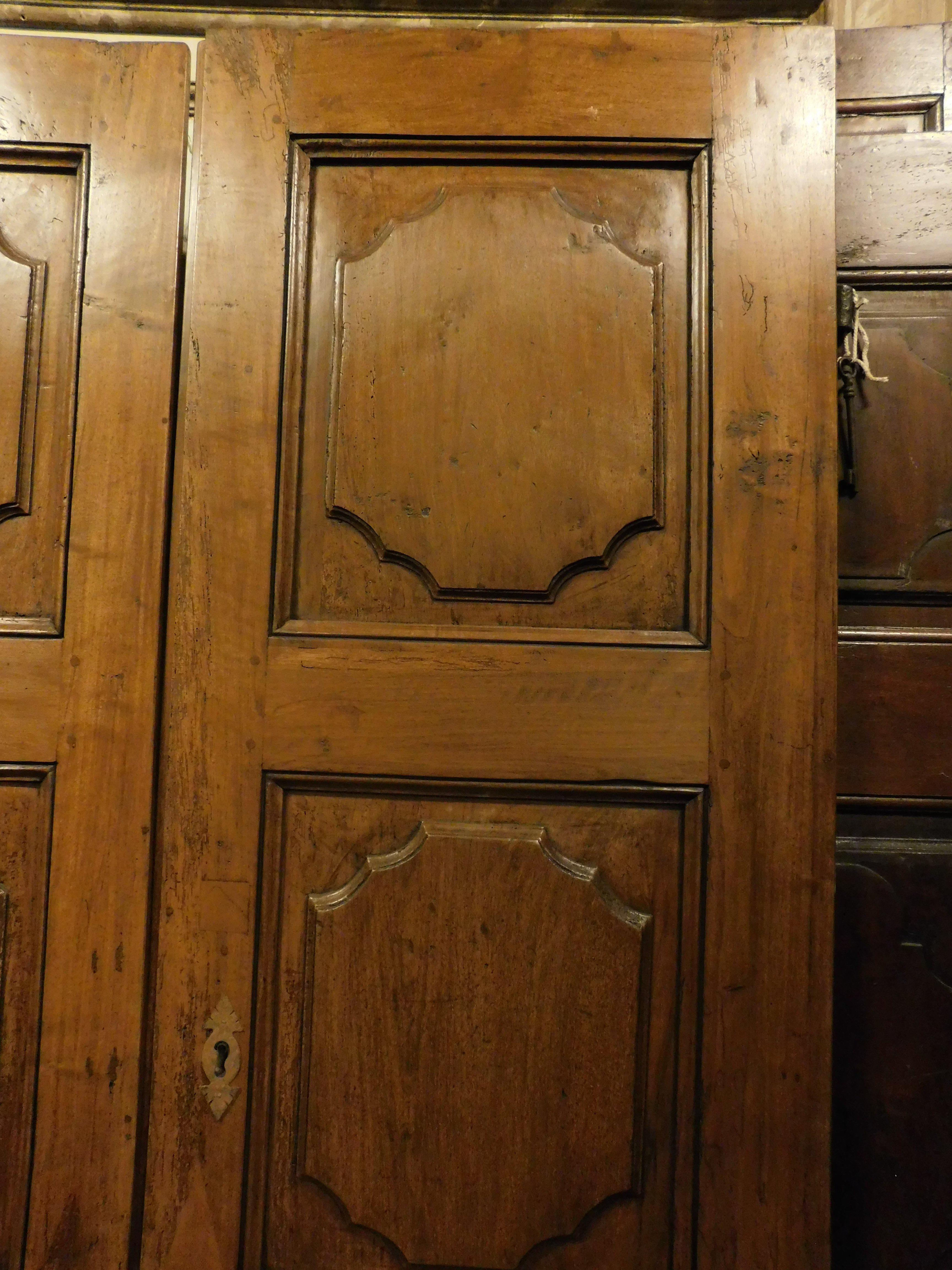 Puerta interior de dos hojas en nogal con paneles tallados, Italia Italiano en venta
