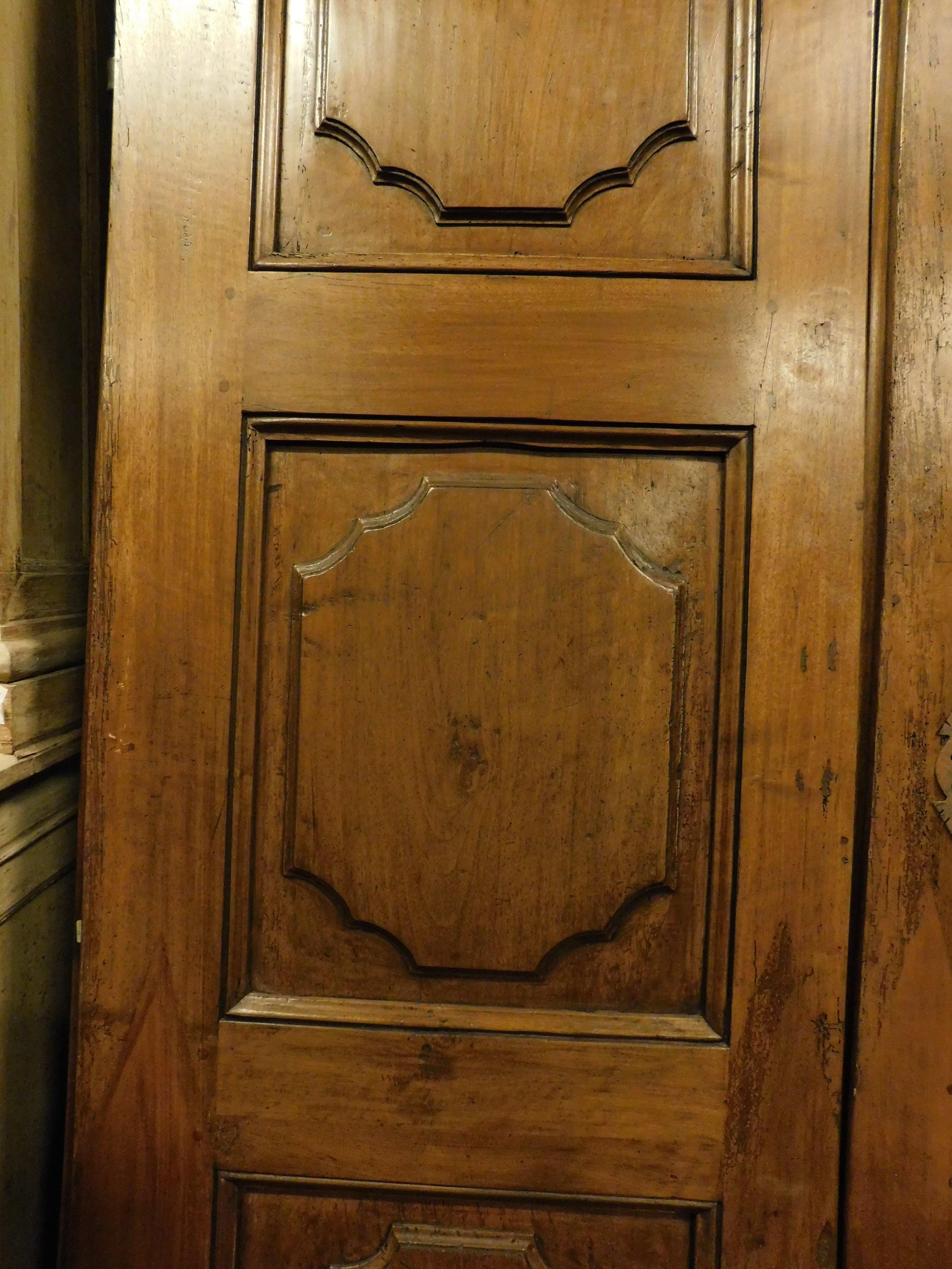 Puerta interior de dos hojas en nogal con paneles tallados, Italia Tallado a mano en venta