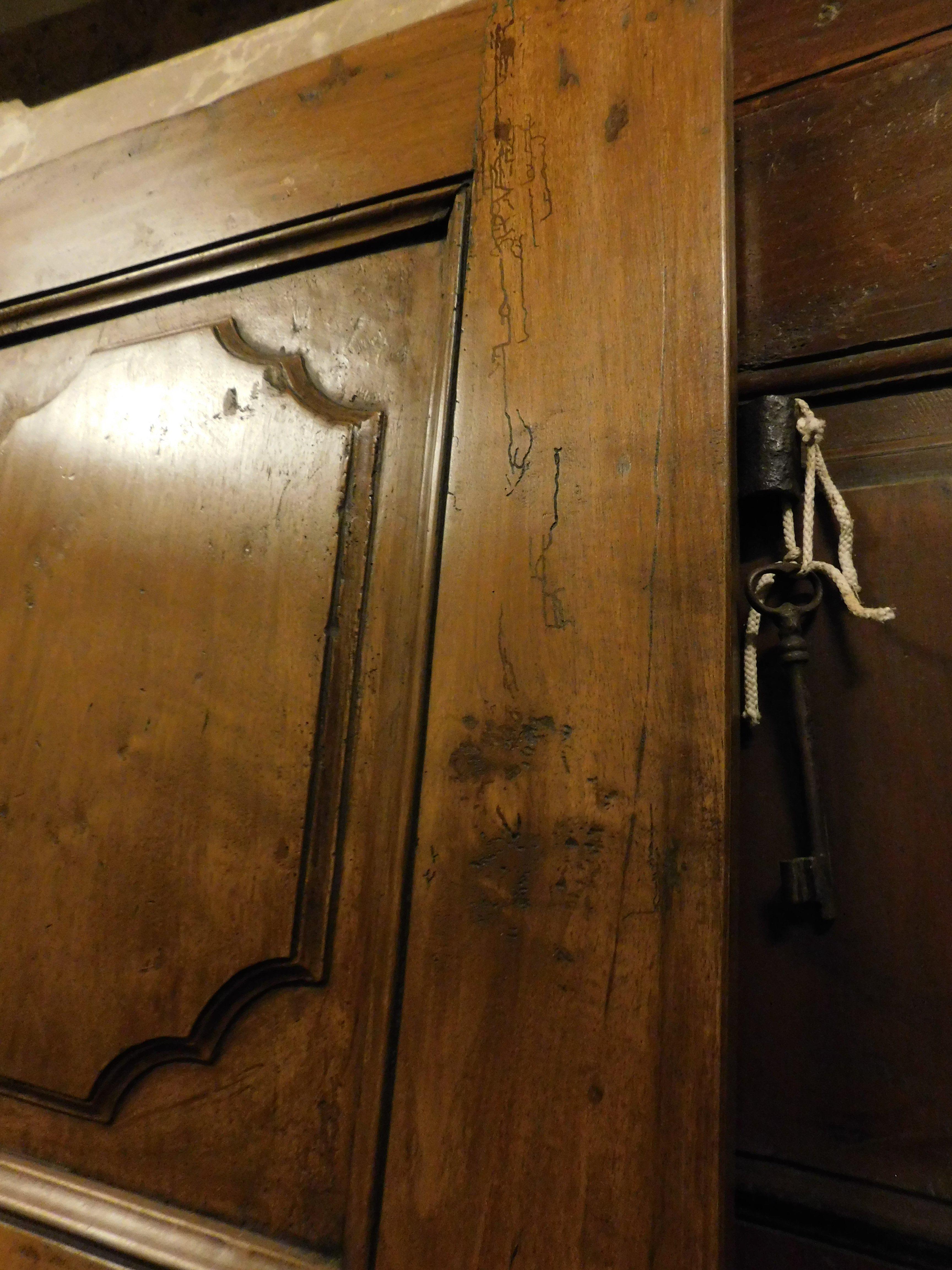 Puerta interior de dos hojas en nogal con paneles tallados, Italia en Bueno estado para la venta en Cuneo, Italy (CN)