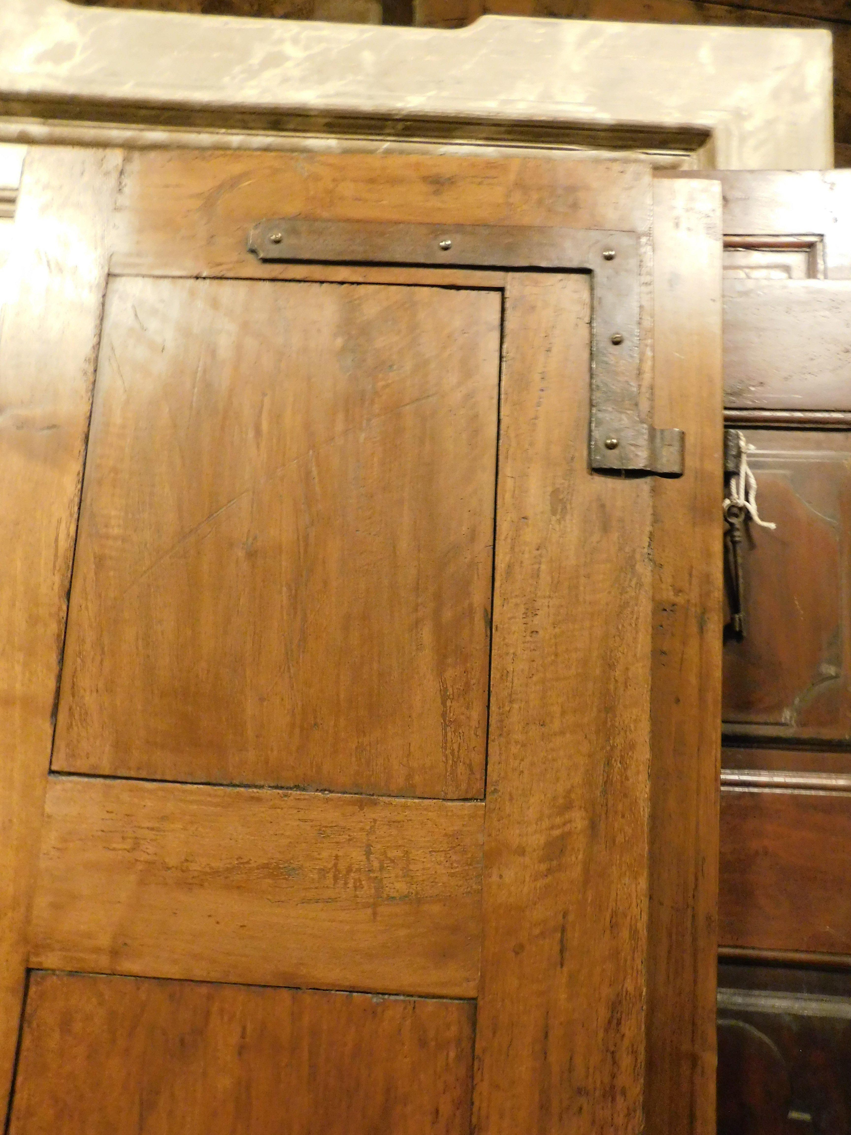Puerta interior de dos hojas en nogal con paneles tallados, Italia Nogal en venta