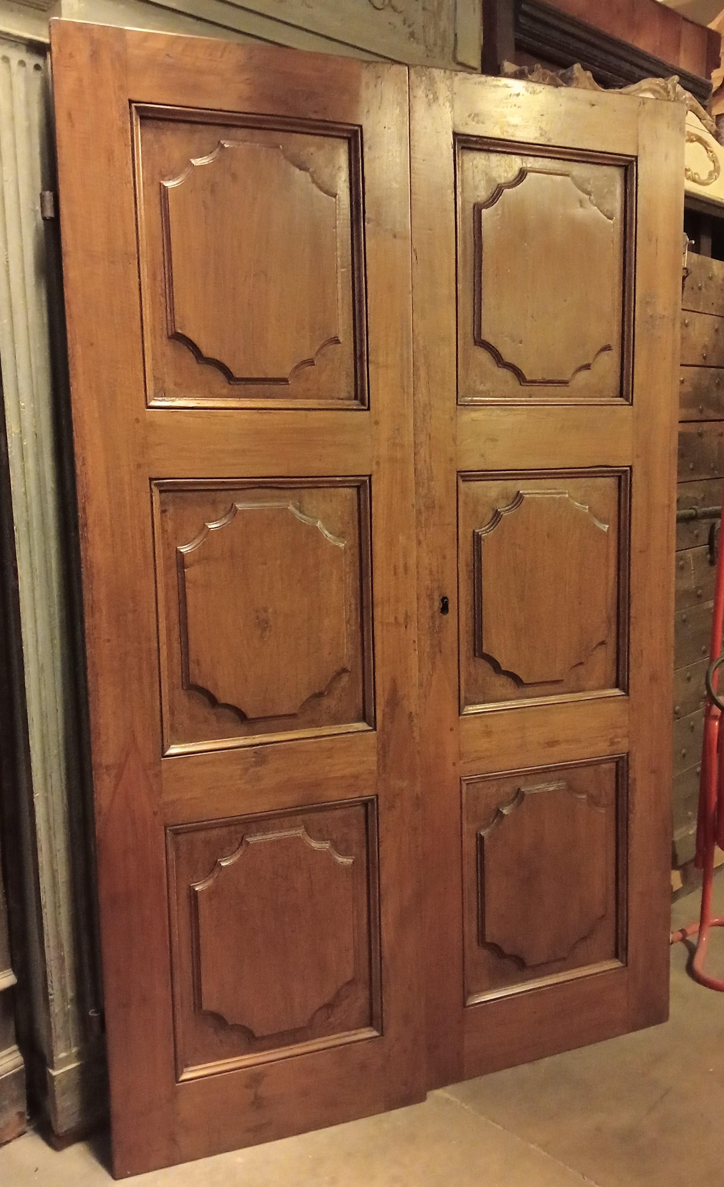 Puerta interior de dos hojas en nogal con paneles tallados, Italia en venta 1