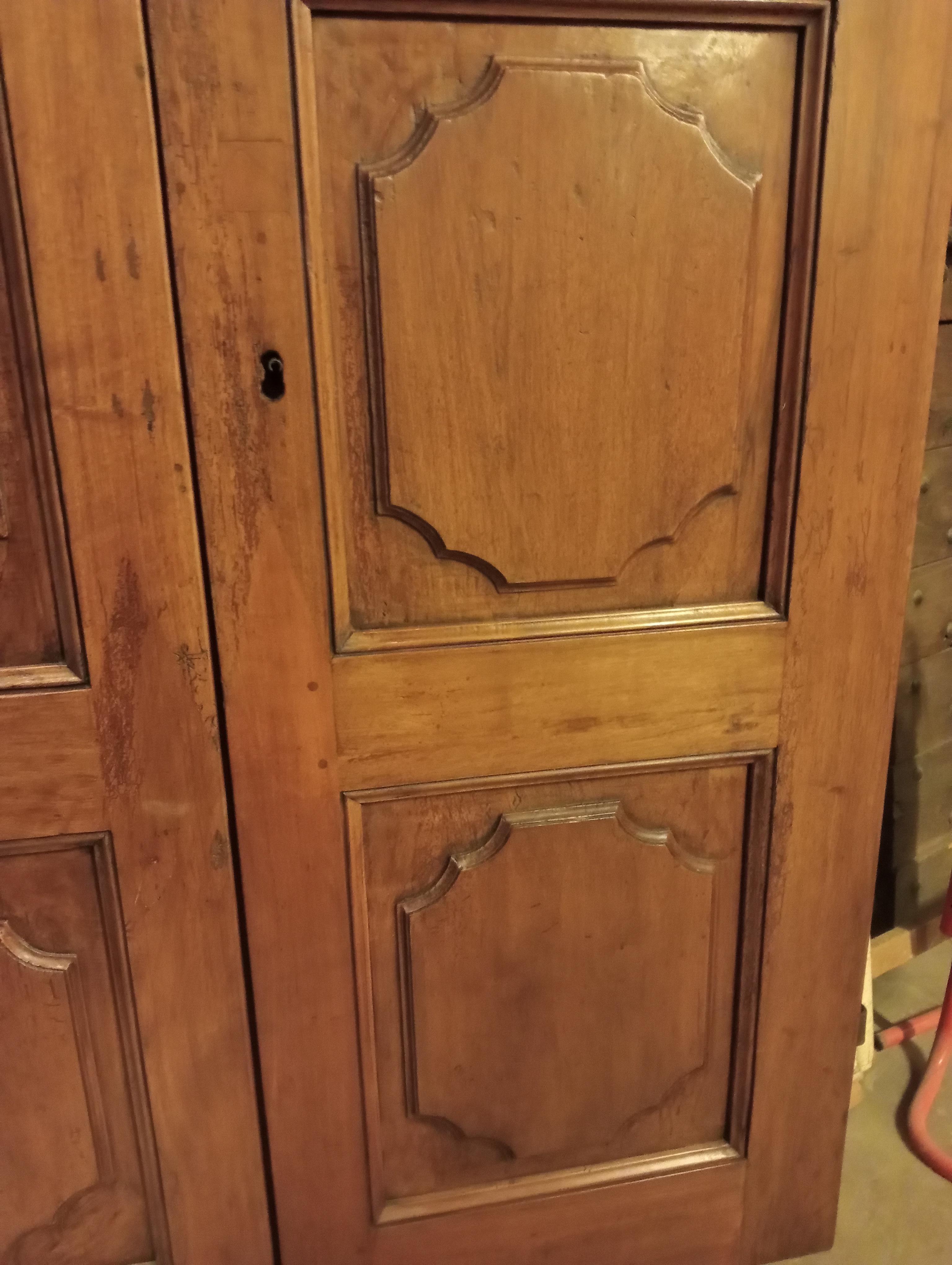 Puerta interior de dos hojas en nogal con paneles tallados, Italia en venta 2