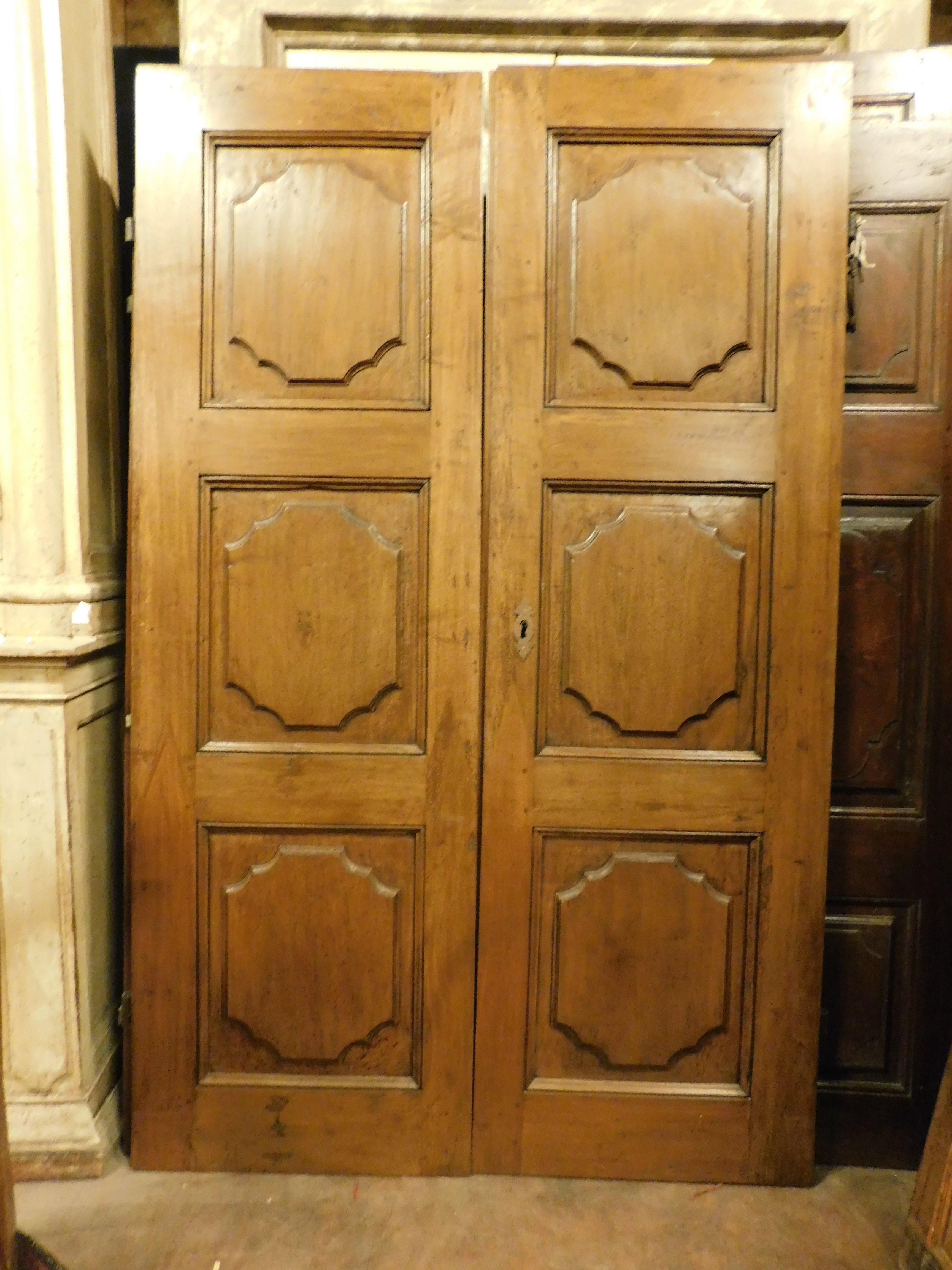 Antigua puerta interior de doble hoja en nogal con 6 paneles tallados, trasera lisa, completa con herrajes y llave, restaurada pero sin marco porque originalmente estaba montada en la pared.
Tiene hierros para abrir a empujones, originales del siglo