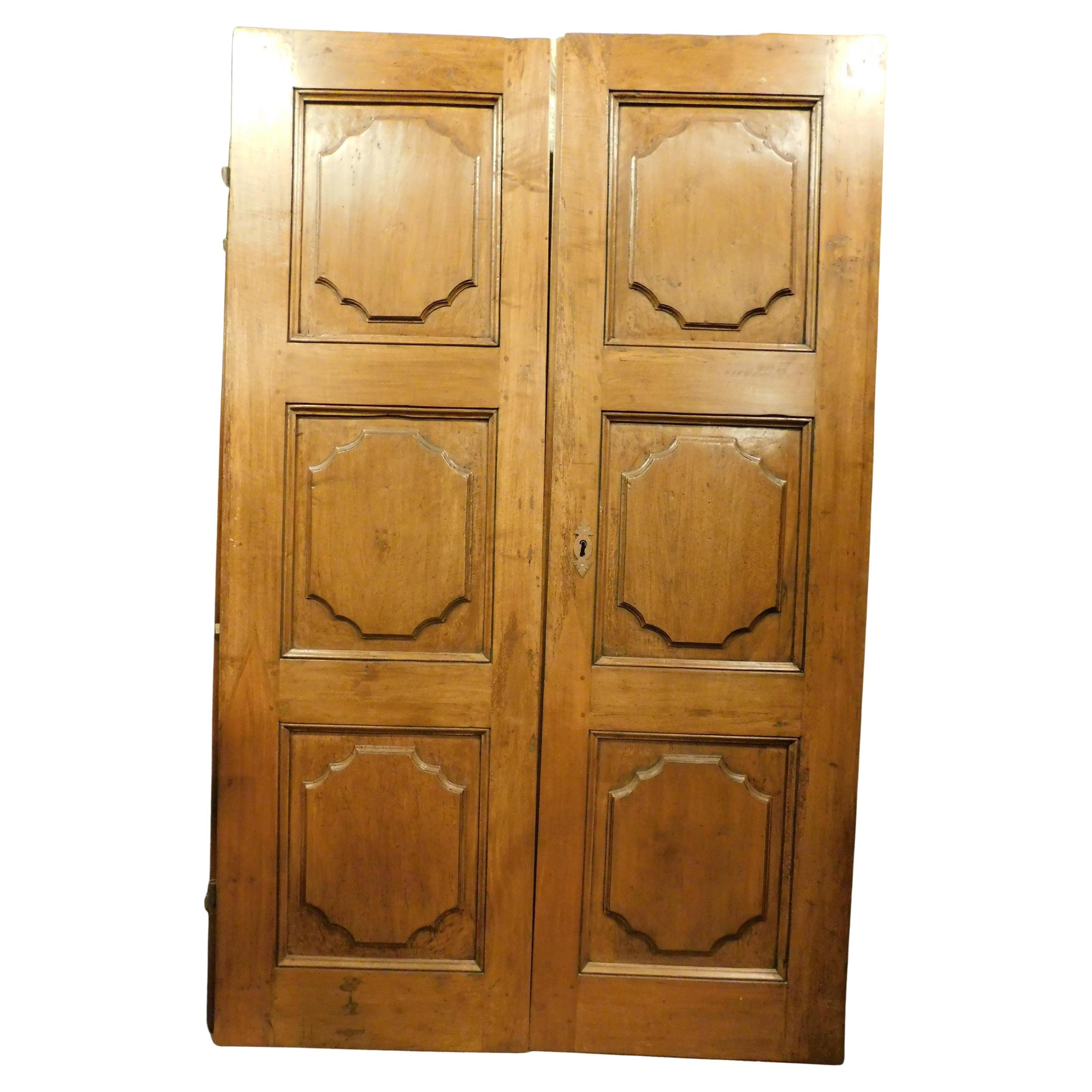 Puerta interior de dos hojas en nogal con paneles tallados, Italia