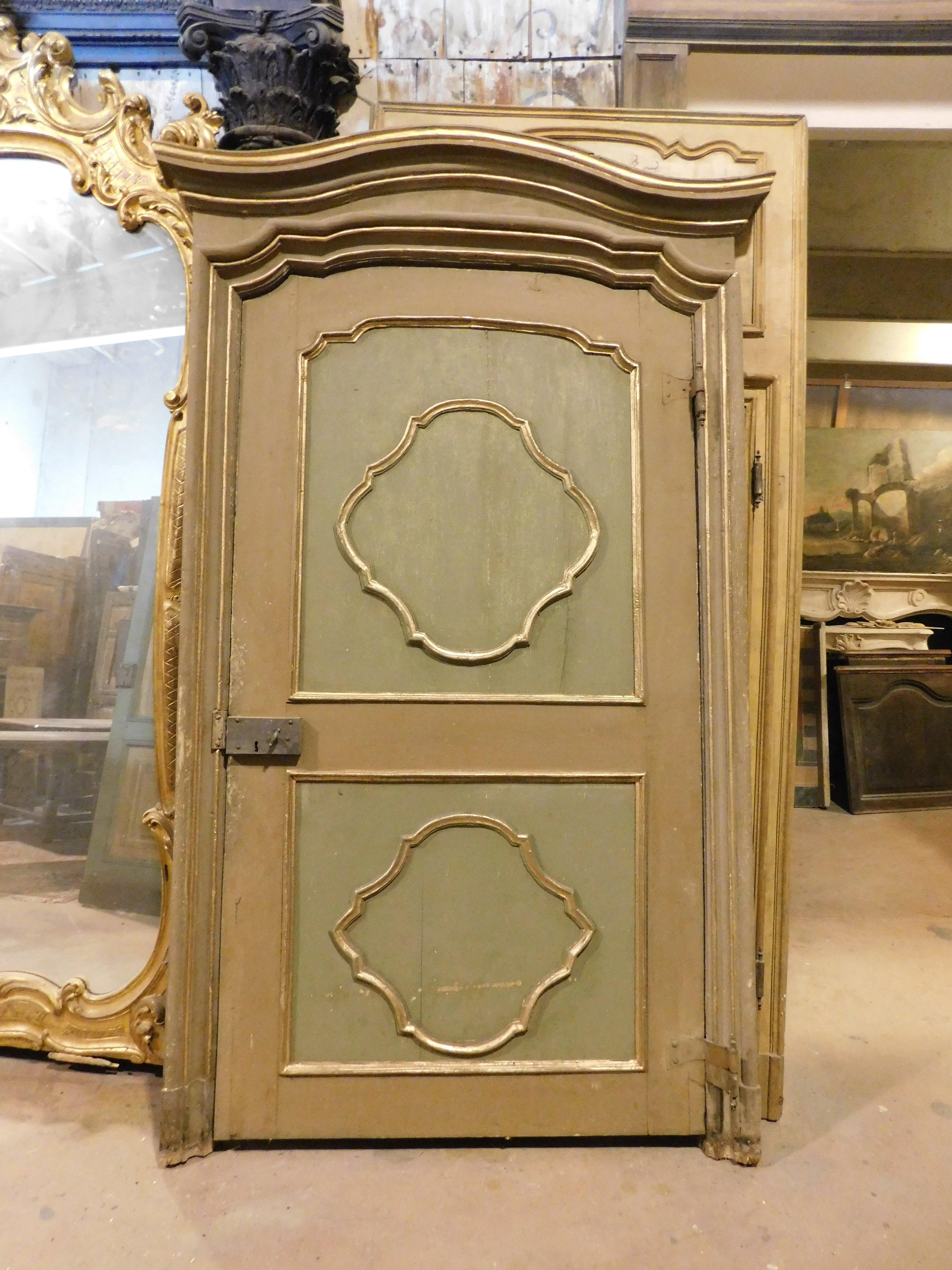 Puerta interior antigua, lacada en dos colores y dorada en las molduras, compuesta por una puerta con marco original, con precioso y antiguo hierro de cuello de cisne (la puerta se cierra sola), construida en el siglo XVIII en el norte de