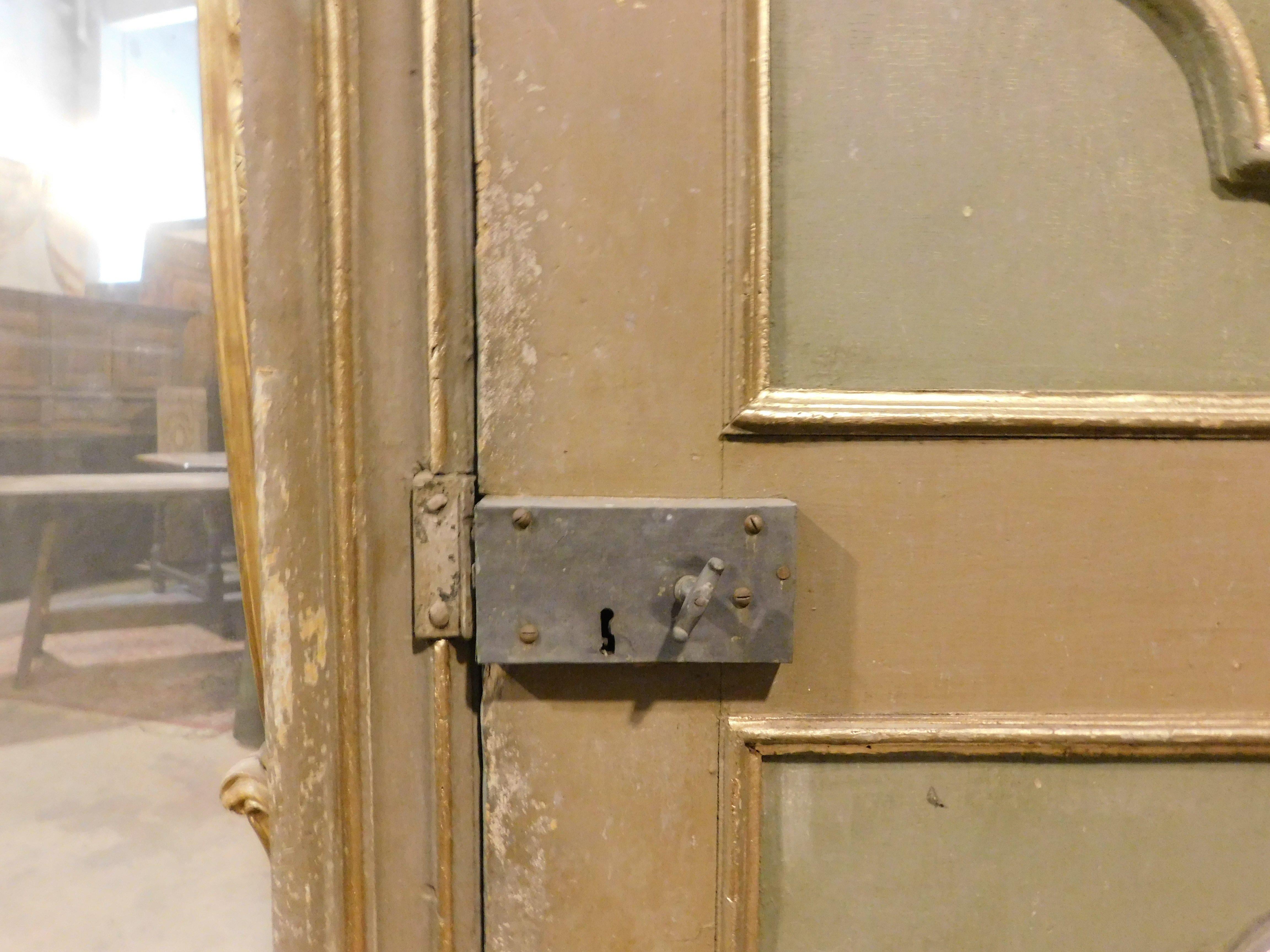 Puerta antigua interior lacada y dorada, de una hoja con marco original, Italia siglo XVIII y antes en venta