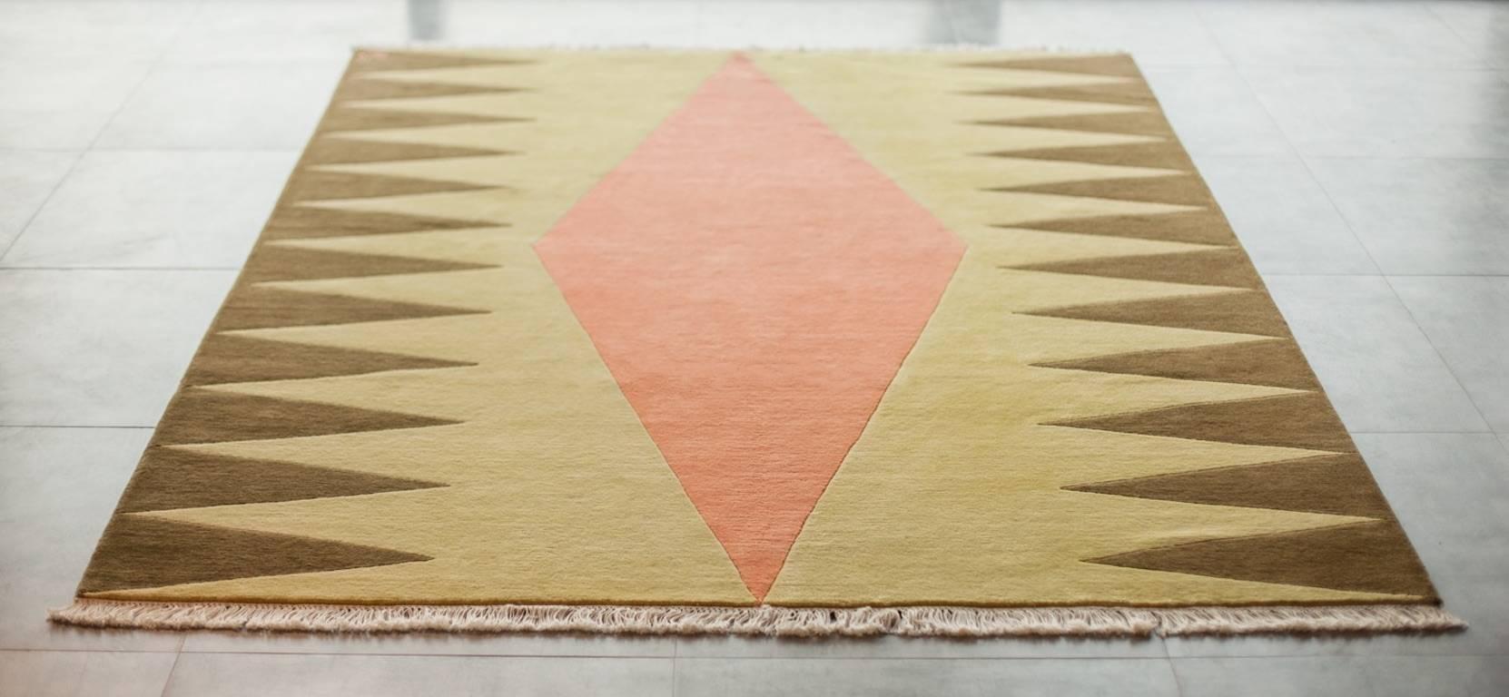Moderne Tapis intérieur orange - motifs géométriques en laine beige pêche marron par Carpets CC  en vente