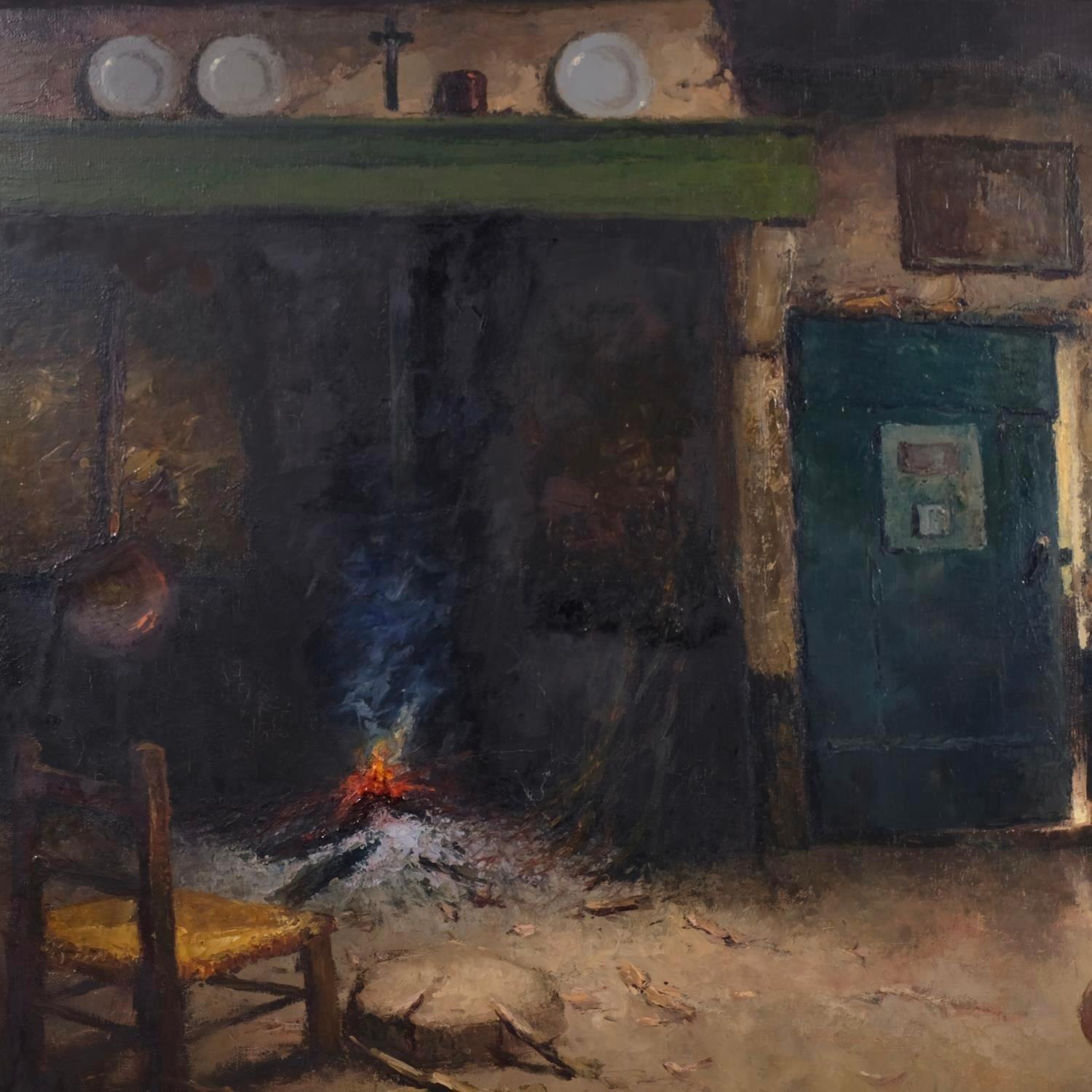 Interieur-Szene von Albert Demoen (1916-1992) - Öl auf Leinwand

Dieses charmante Ölgemälde des Brügger Künstlers Albert Demoen fängt die Wärme eines rustikalen Interieurs ein. Ein schwelendes Feuer glüht sanft in einem Kamin, dessen orangefarbene