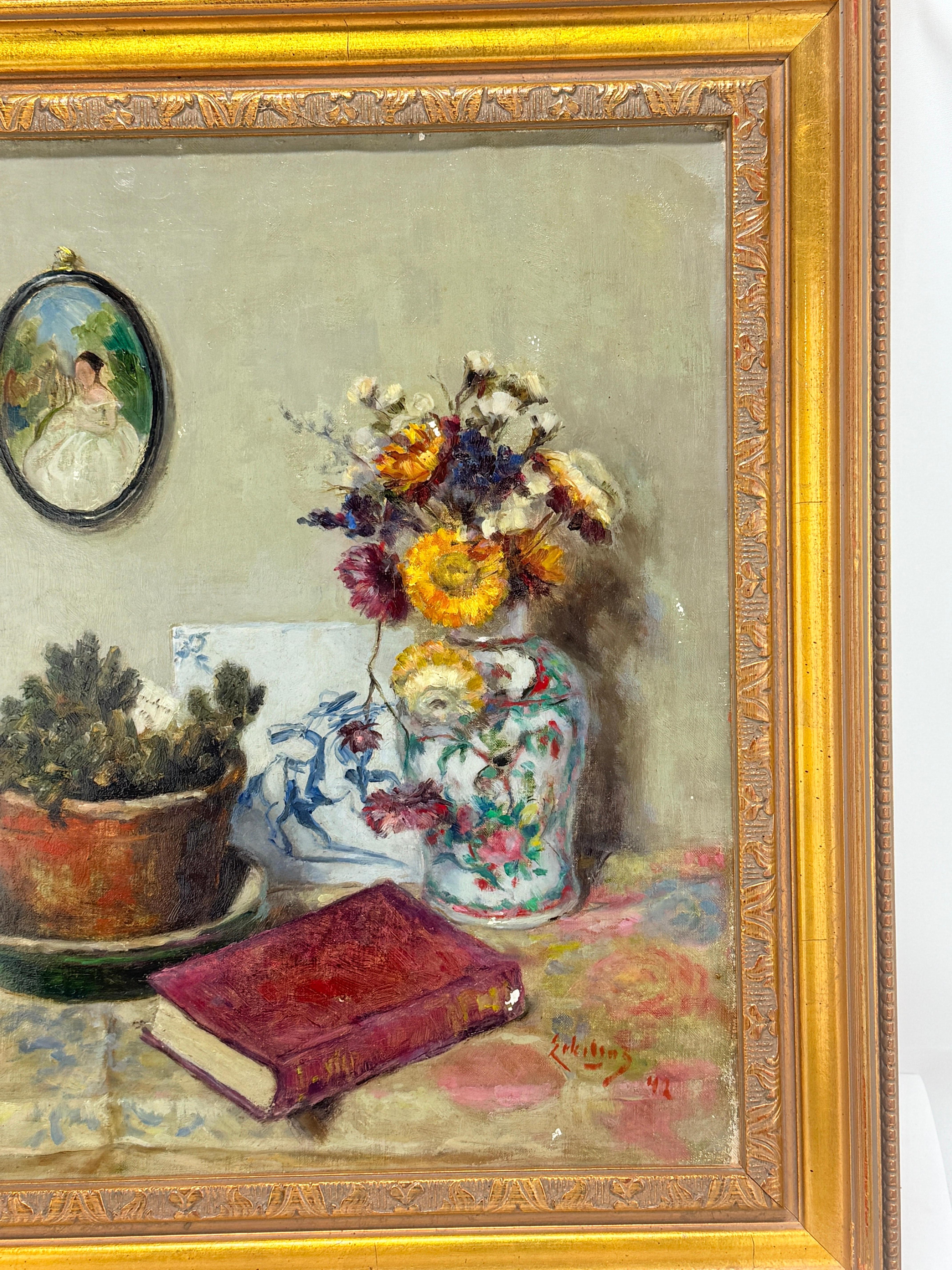 Innenstillleben mit Porzellanvasen, Miniaturporträt und Tugend, 1942 (Moderne der Mitte des Jahrhunderts) im Angebot