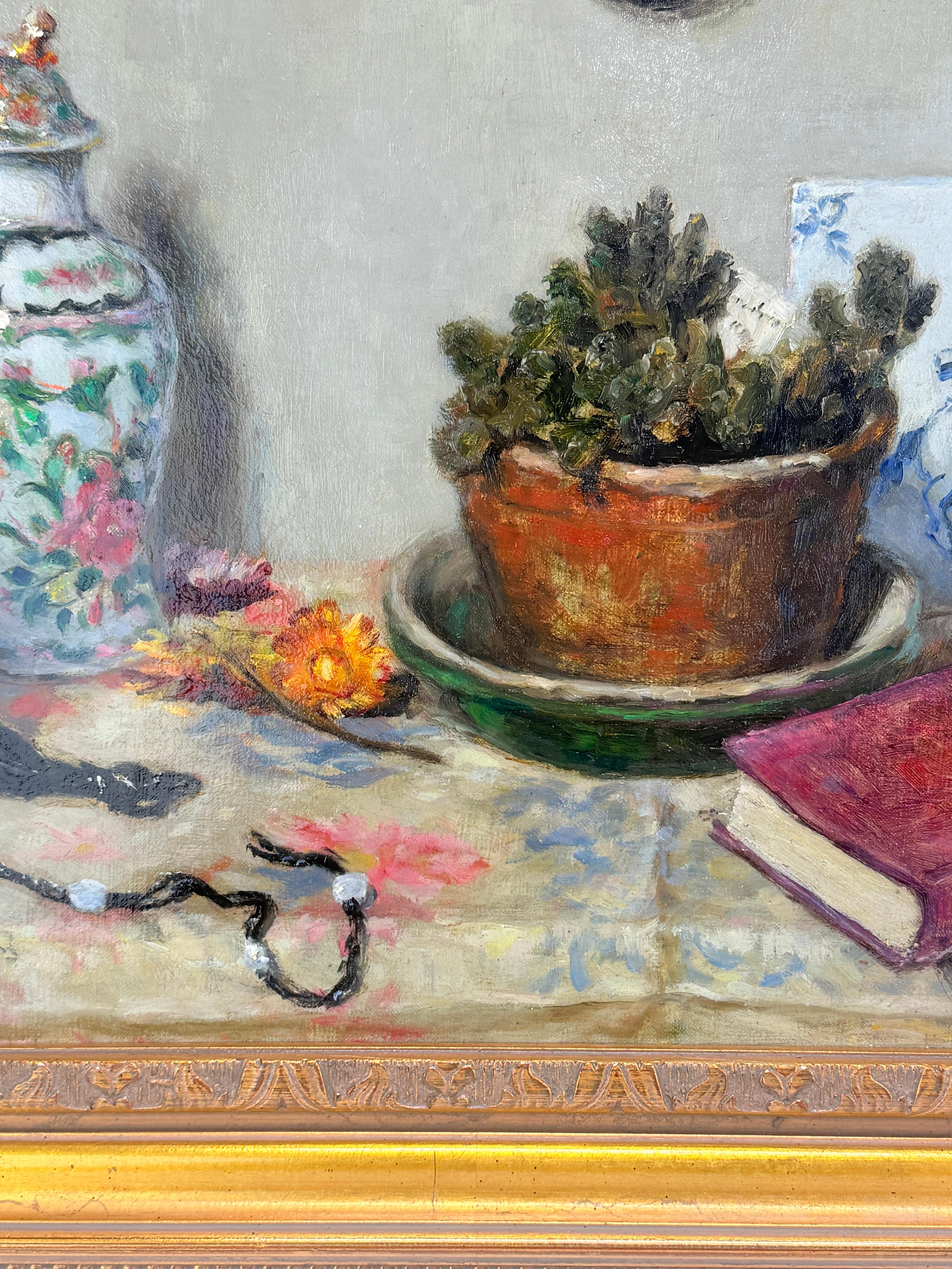 Innenstillleben mit Porzellanvasen, Miniaturporträt und Tugend, 1942 (20. Jahrhundert) im Angebot