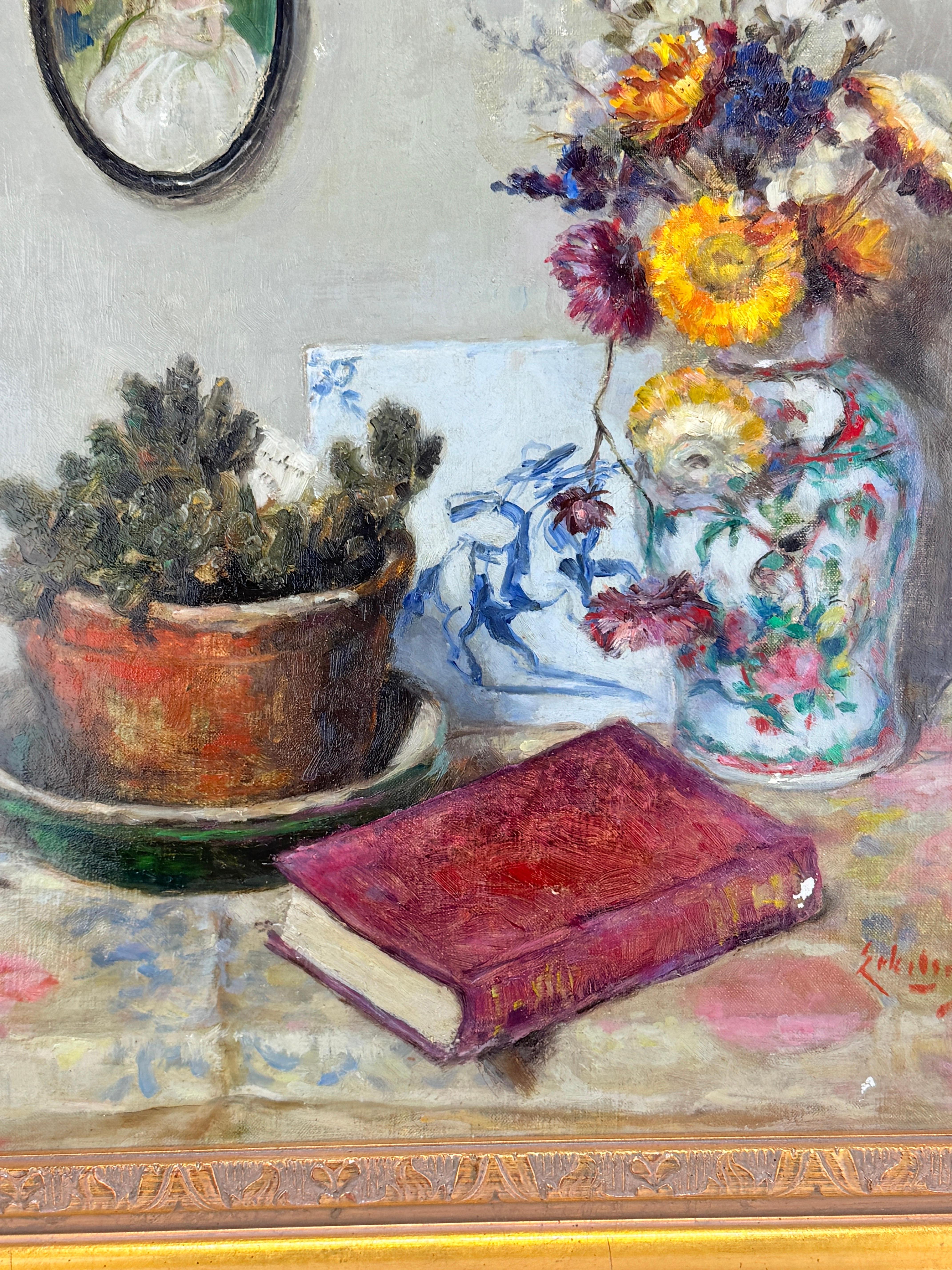Innenstillleben mit Porzellanvasen, Miniaturporträt und Tugend, 1942 (Leinwand) im Angebot