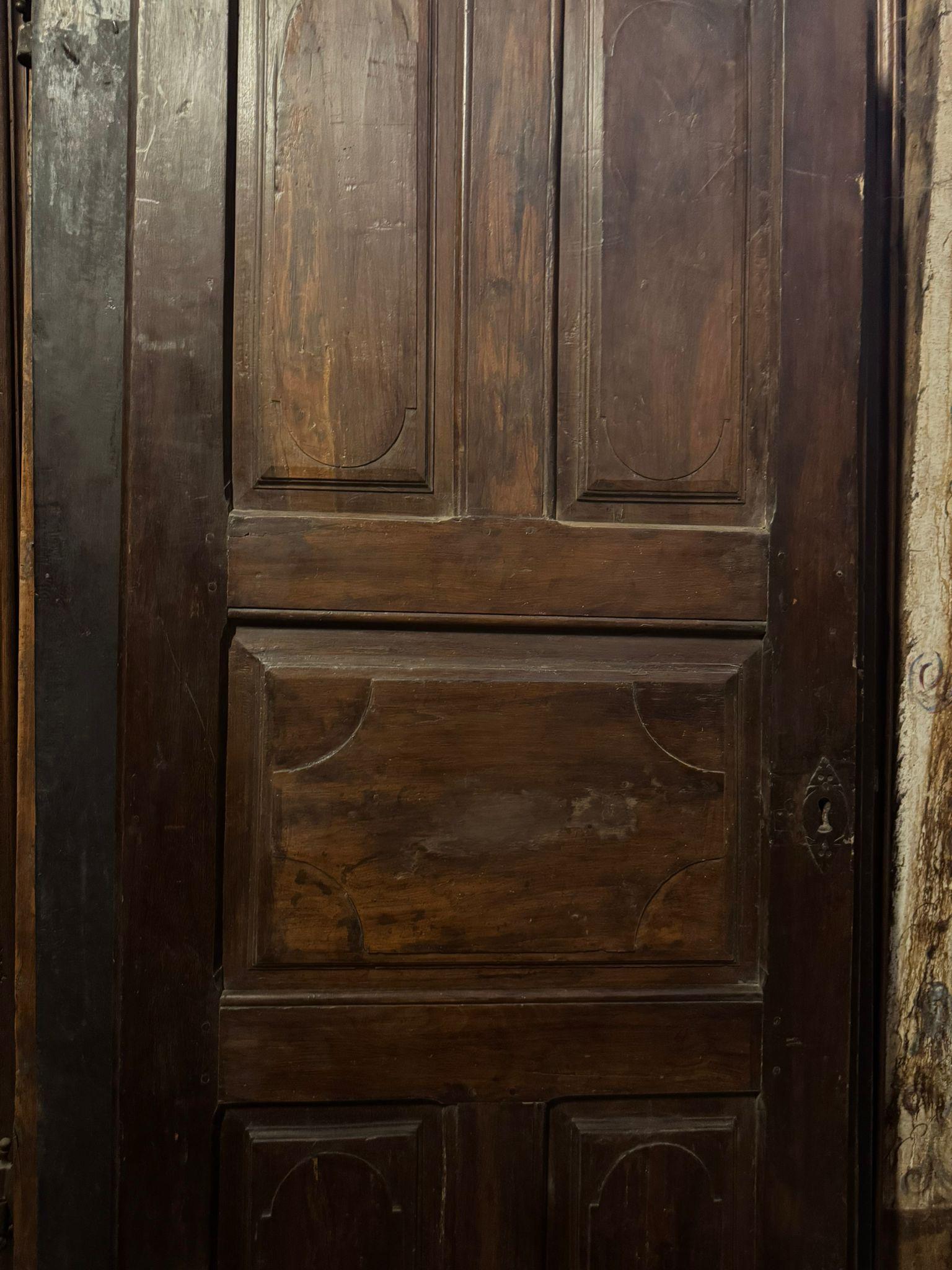 Interior walnut door with carved panels, Italy In Good Condition For Sale In Cuneo, Italy (CN)