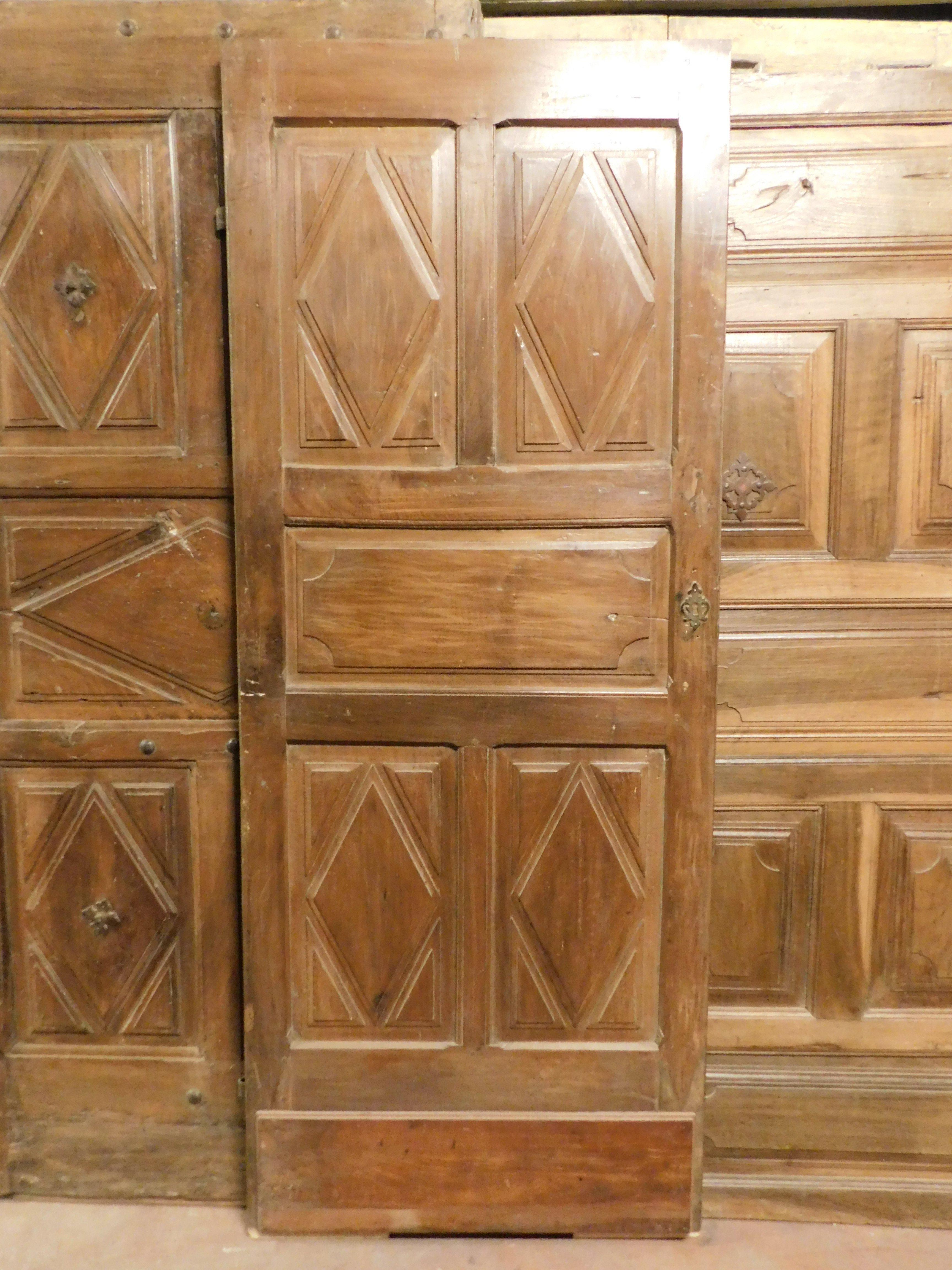 Ancienne porte intérieure simple, en noyer, richement sculptée à la main sur les deux côtés, à partir du centre, a été créée avec une fixation murale directe, sans cadre, en excellent état de conservation et avec des fers muraux originaux,