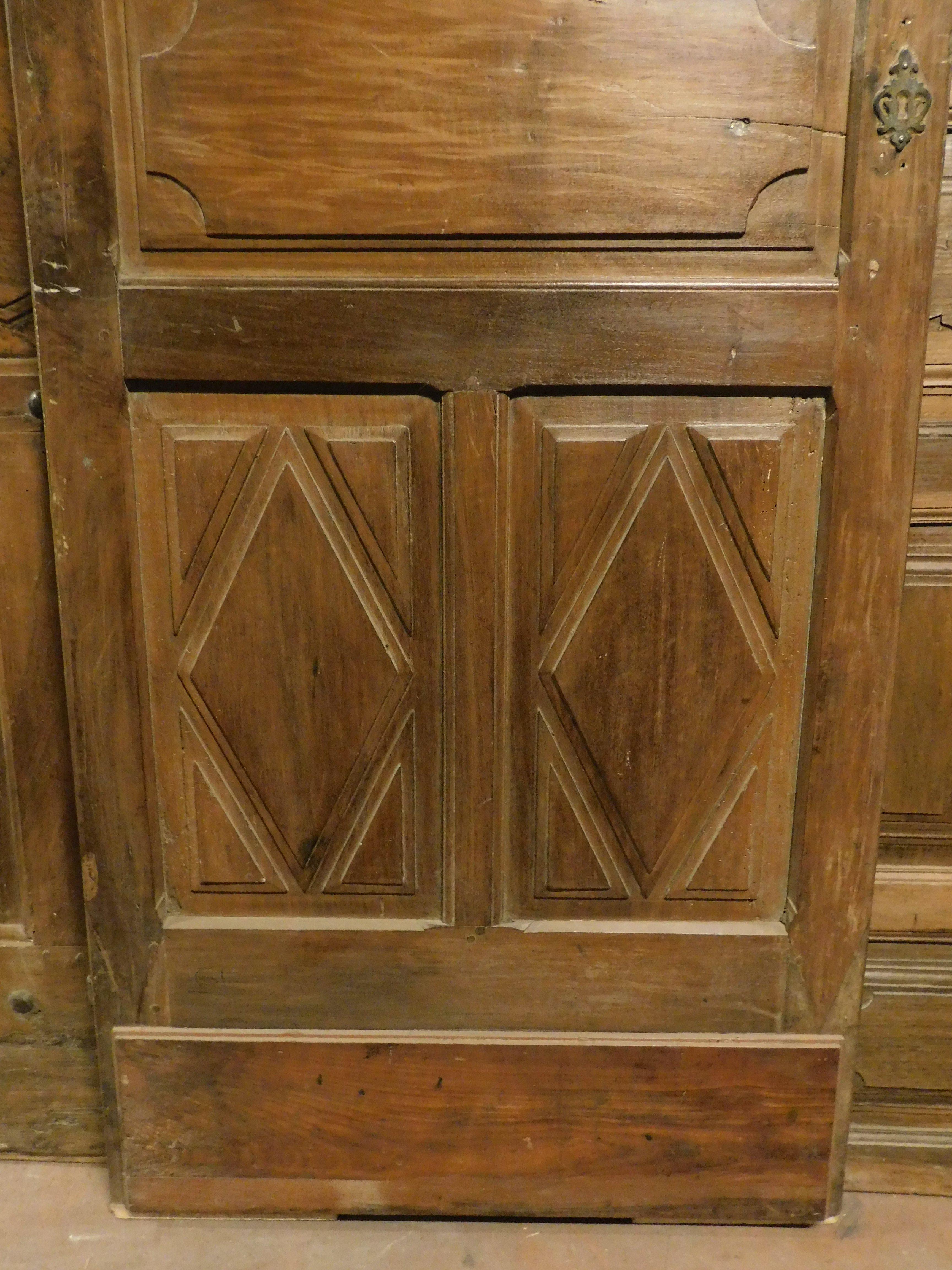 Interiornal old door, in walnut, richly carved on both sides, Milan (Italy) In Good Condition For Sale In Cuneo, Italy (CN)