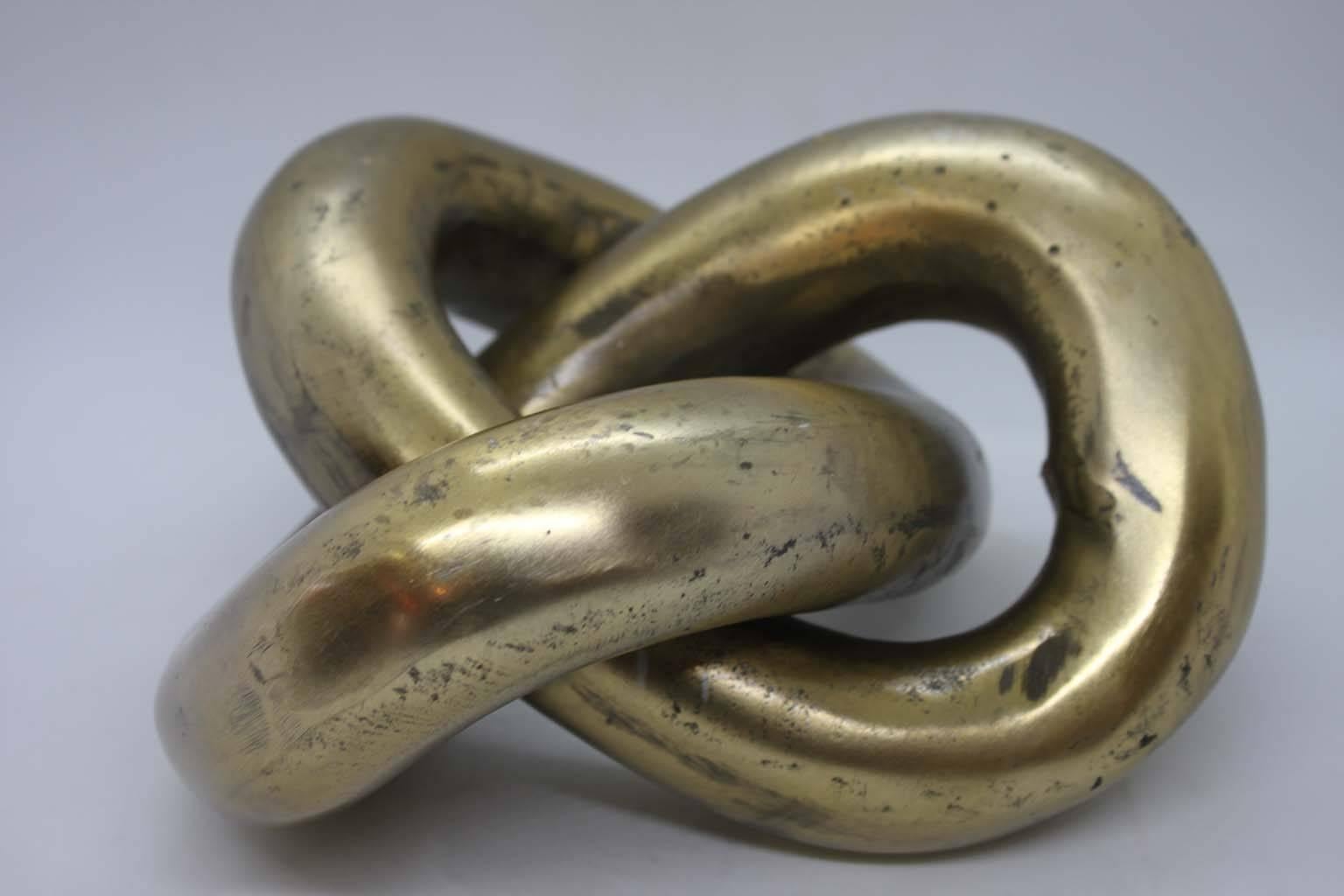 Silvered paperweight sculpture in the style of Carl Auböck. It forms an interlaced chain made in heavy aluminium. Very good condition.
Dimensions: Height 12cm, depth 21cm, width 21cm.
