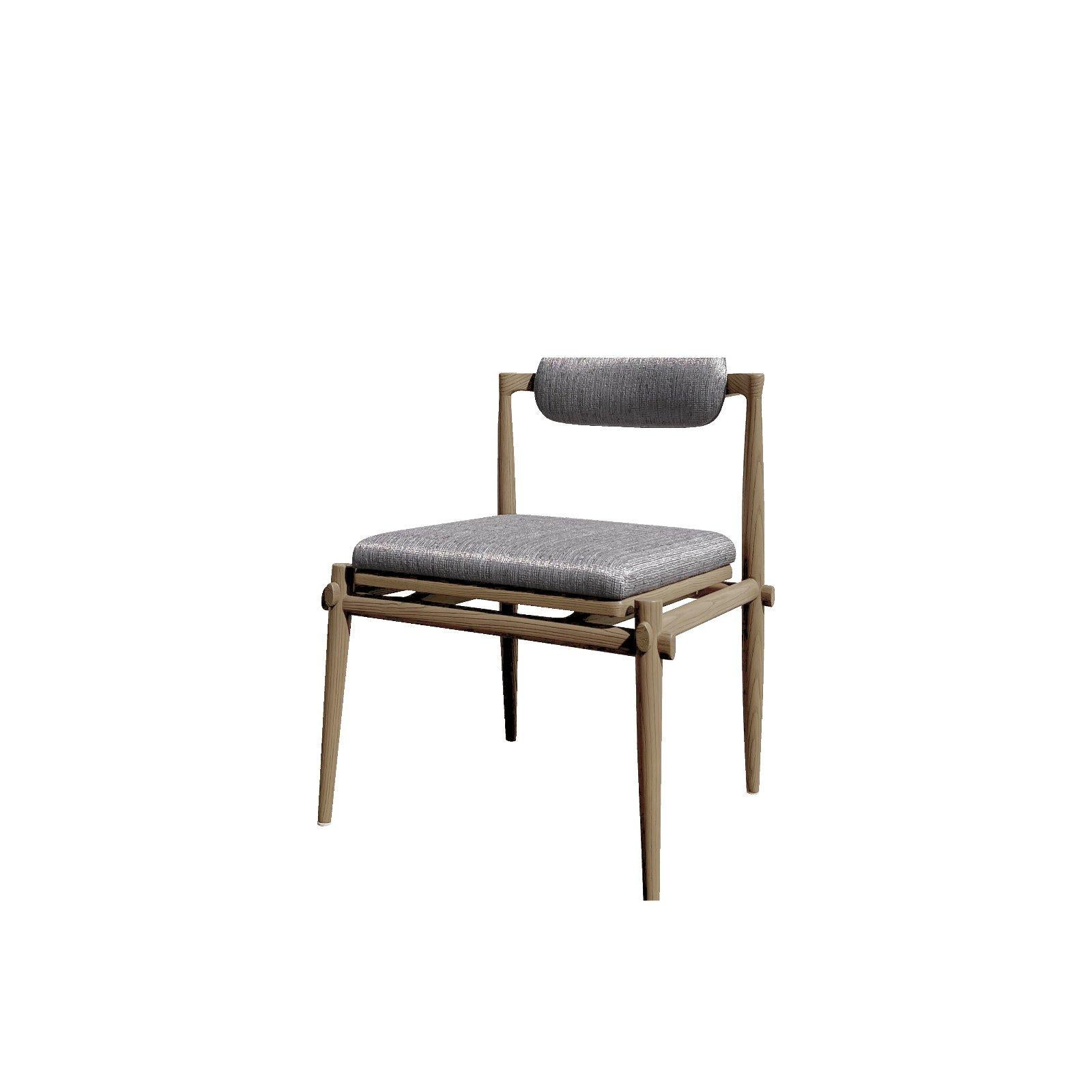 Description : Interlock Chair Armless - notre chaise de salle à manger emblématique, avec un clin d'œil aux meubles traditionnels en bois emboîtés. Fabriquée en chêne massif, la chaise est ornée de détails complexes et de profils très