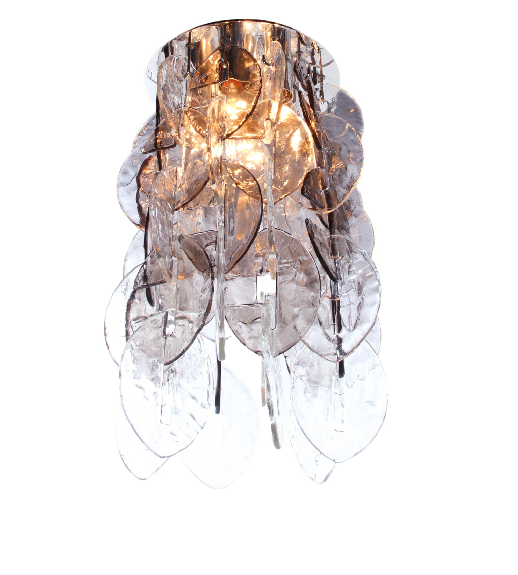Elegant plafonnier en cascade avec 30 verres de Murano transparents et 24 ambrés fumés emboîtés sur une monture chromée. Usage intensif. Dispose de 7 prises. En très bon état. Donne une belle lumière. Un design du milieu du siècle étonnant. Gemme de