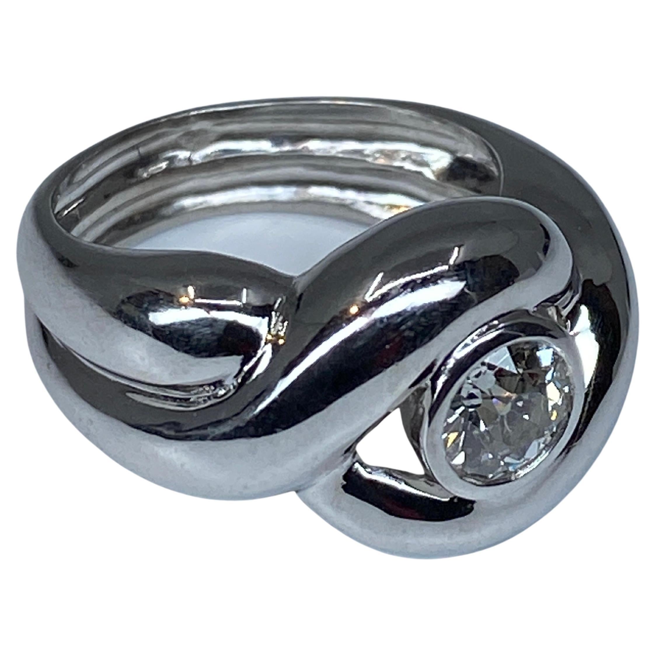 Ineinandergreifender Ring aus 18 Karat Gold mit einem Diamant 0,80 Karat