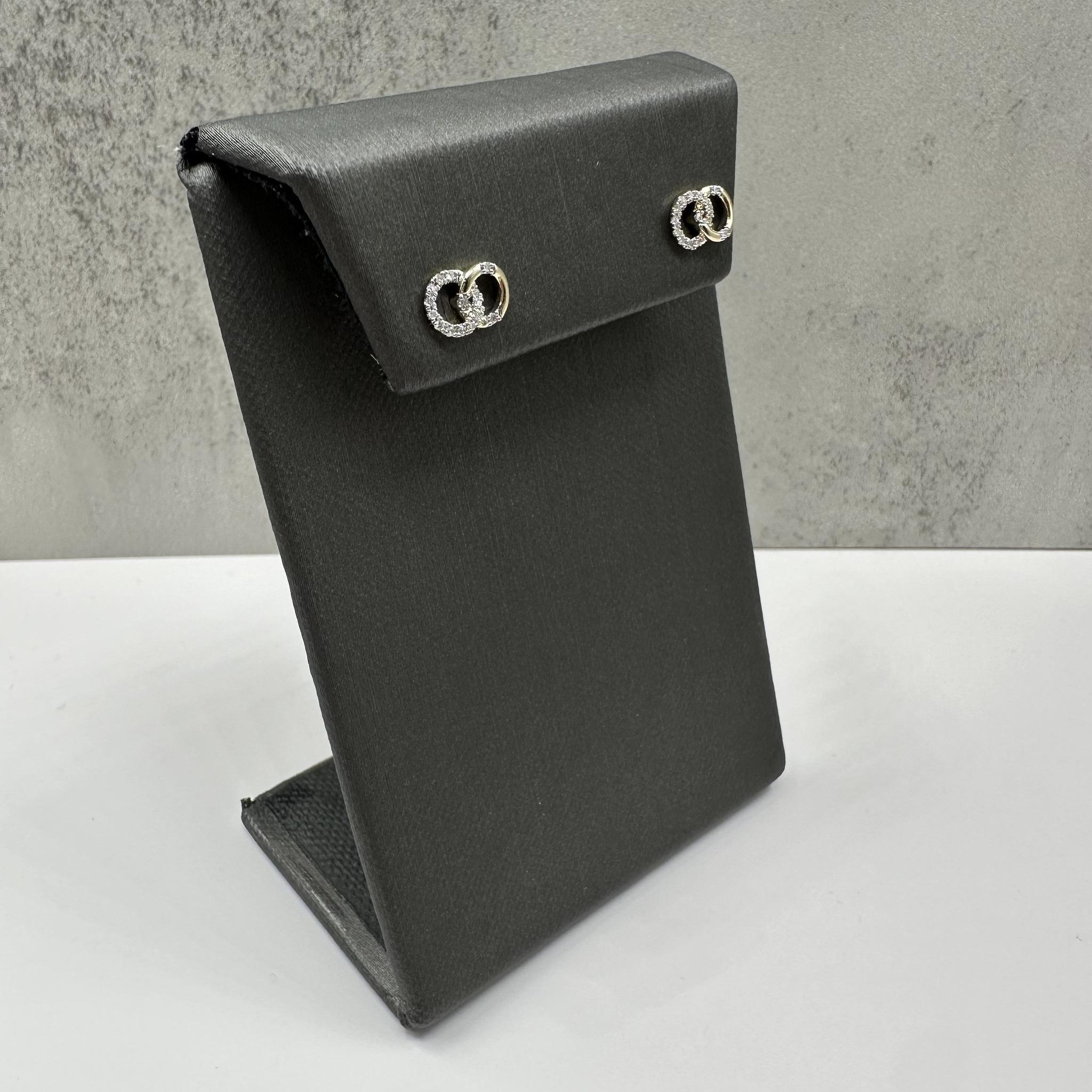 Questi eleganti orecchini a cerchio con diamanti intrecciati in oro giallo 10 carati presentano 0,10 carati di diamanti naturali GH SI2-I1 a taglio singolo. Il design a cerchi intrecciati simboleggia l'unità e il legame, esaltato dalla calda luce