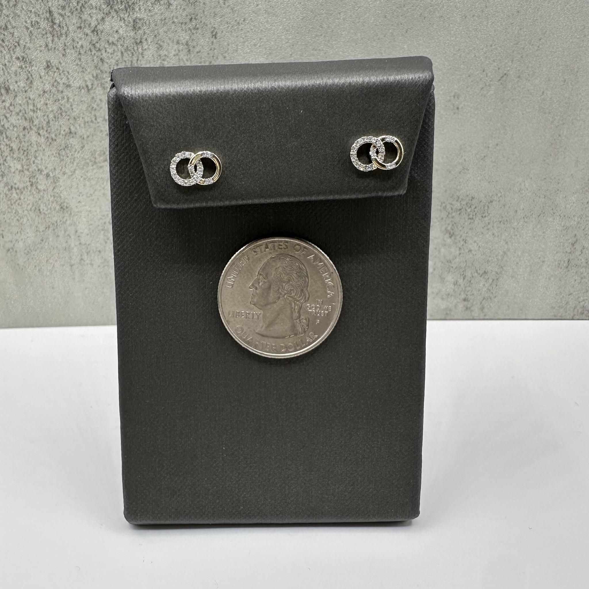 Orecchini con diamanti a cerchio intrecciato in oro giallo 10kt - 0,10ctw, nuovi In condizioni Nuovo in vendita a West Hempstead, NY