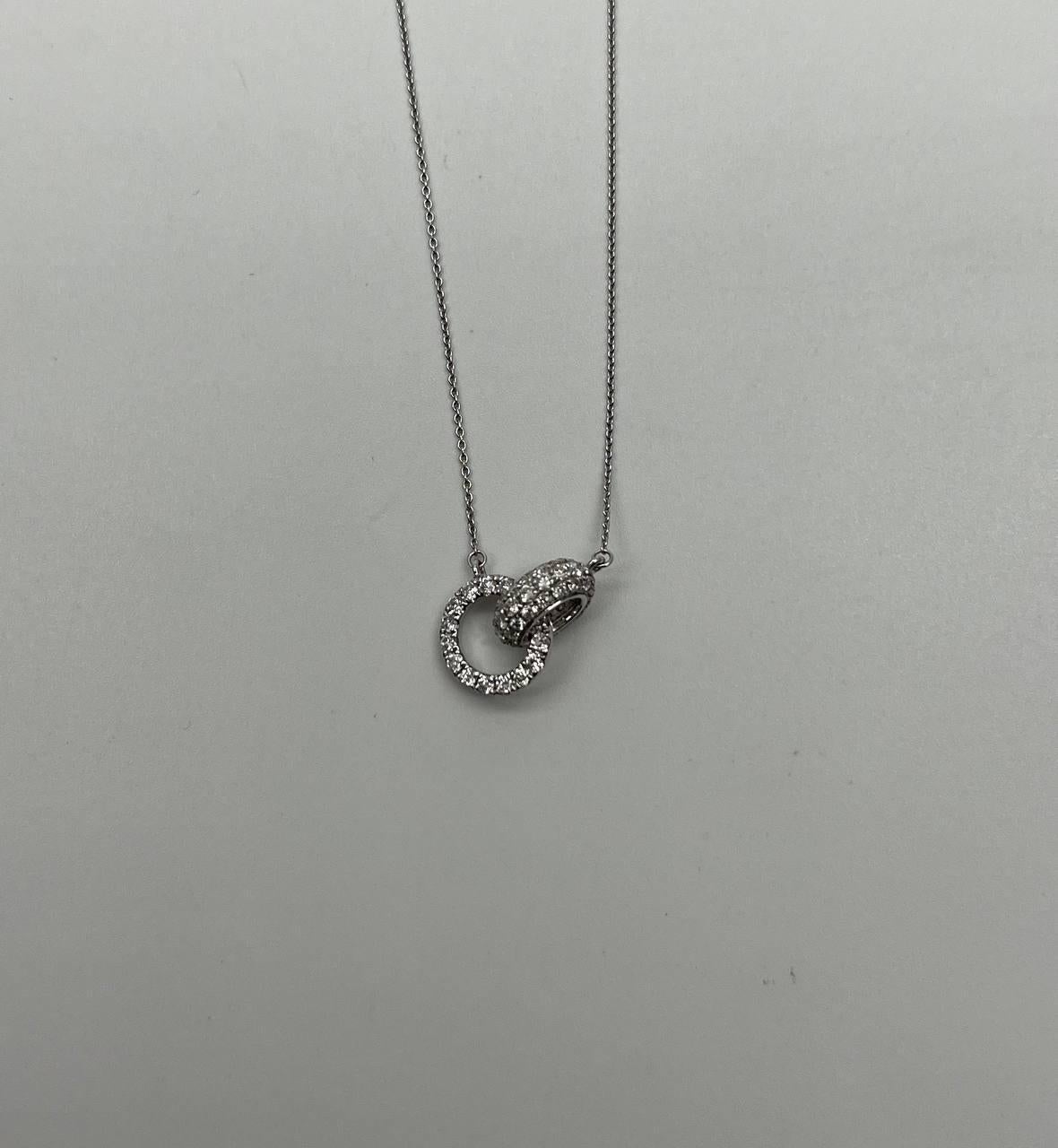 Un'affascinante collana pendente con 0,55 carati di diamanti bianchi incastonati in oro bianco 18 carati.