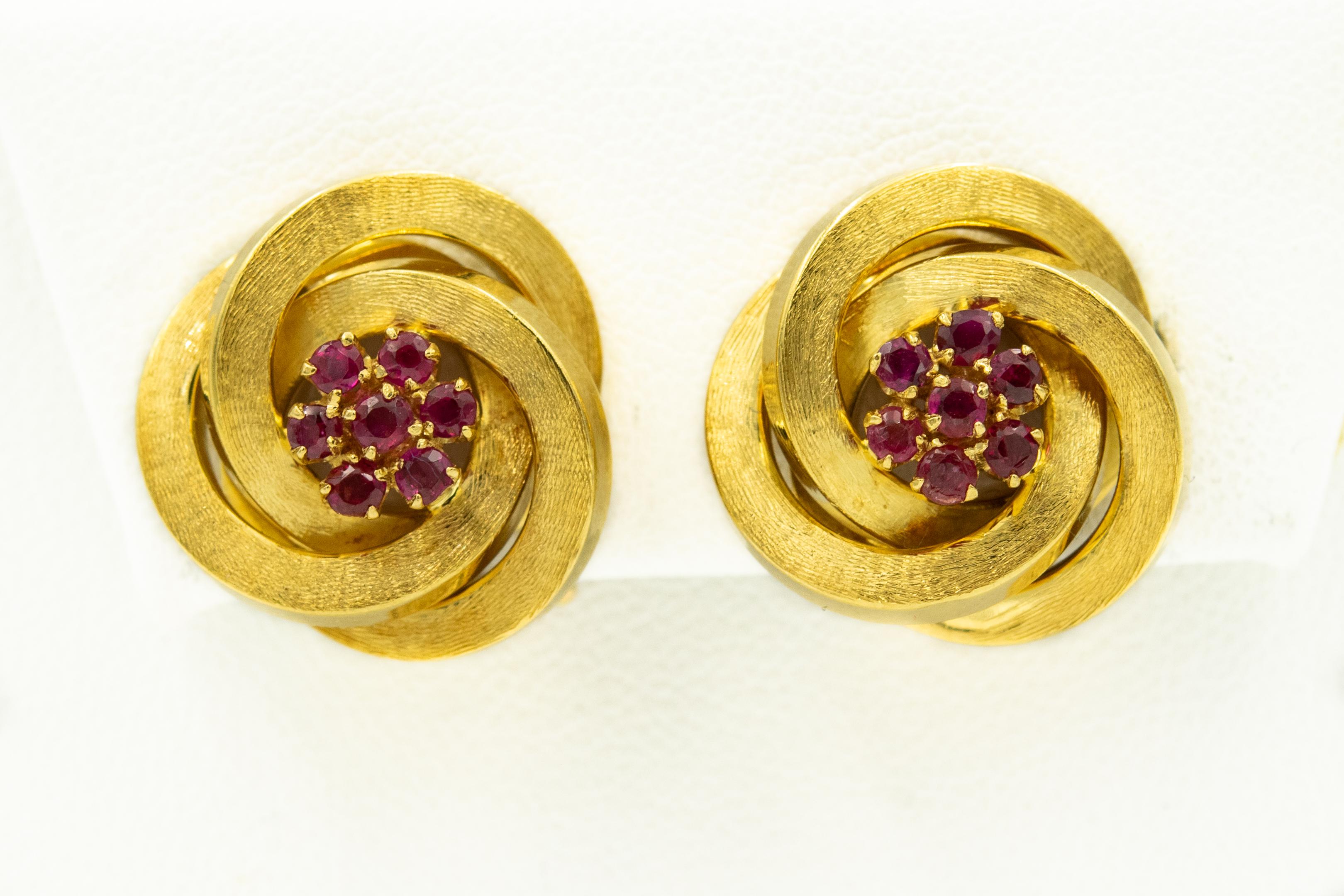 Interlocking Circles Swirl Yellow Gold and Ruby Clip-On Clip Earrings In Excellent Condition For Sale In Miami Beach, FL