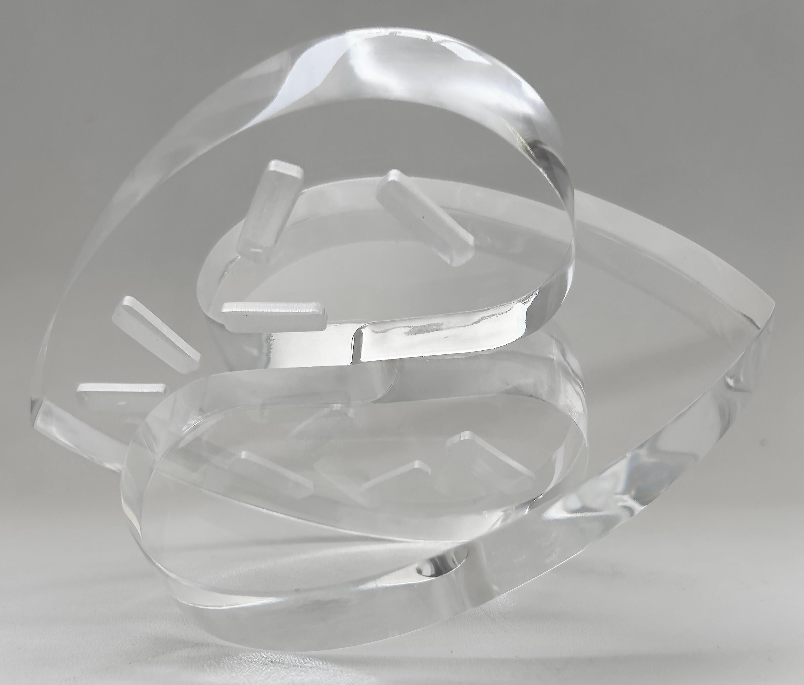 Scultura d'amore in lucite trasparente con cuori intrecciati dell'artista Michael Gitter in vendita 2