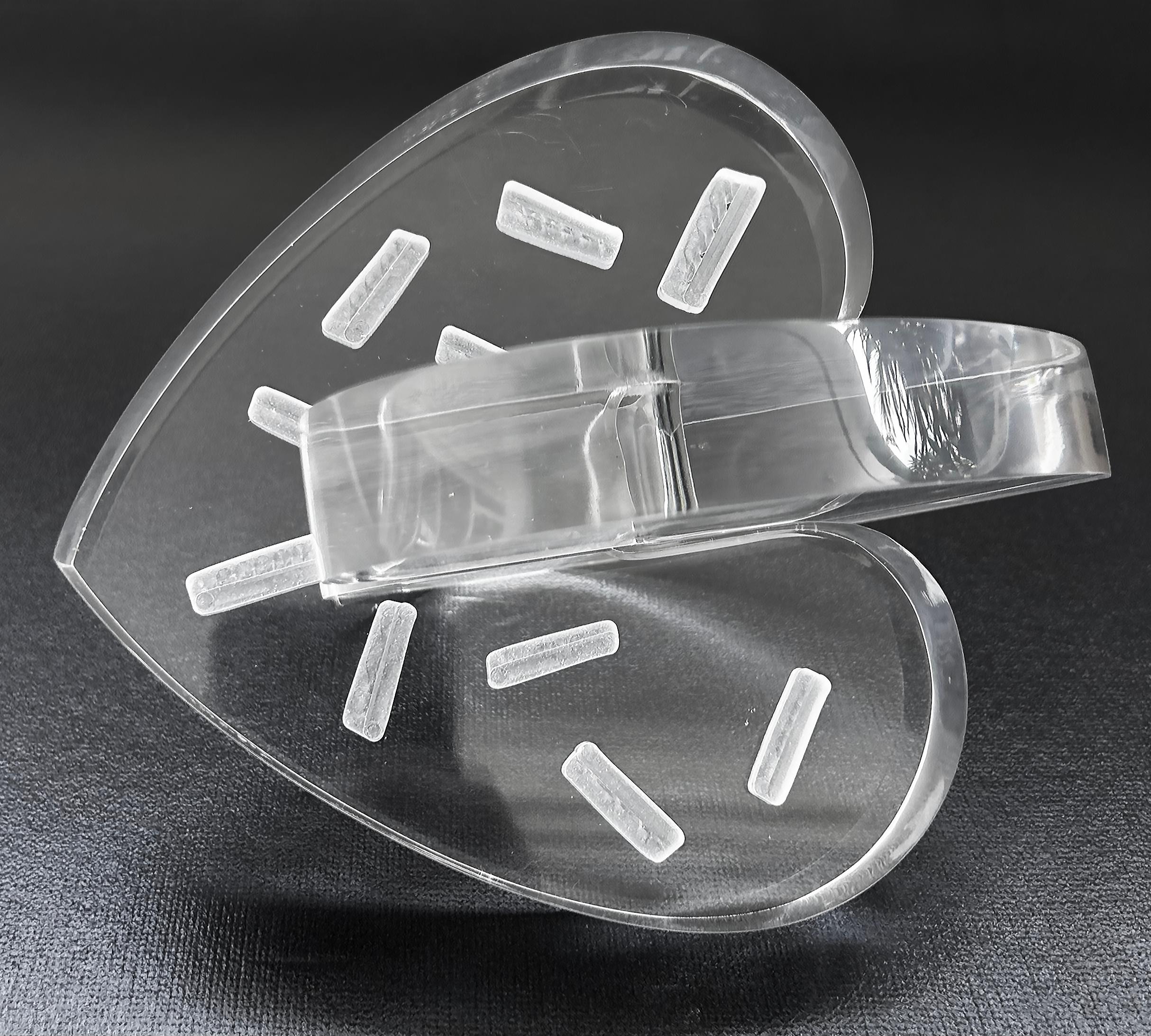 Moderno Scultura d'amore in lucite trasparente con cuori intrecciati dell'artista Michael Gitter in vendita