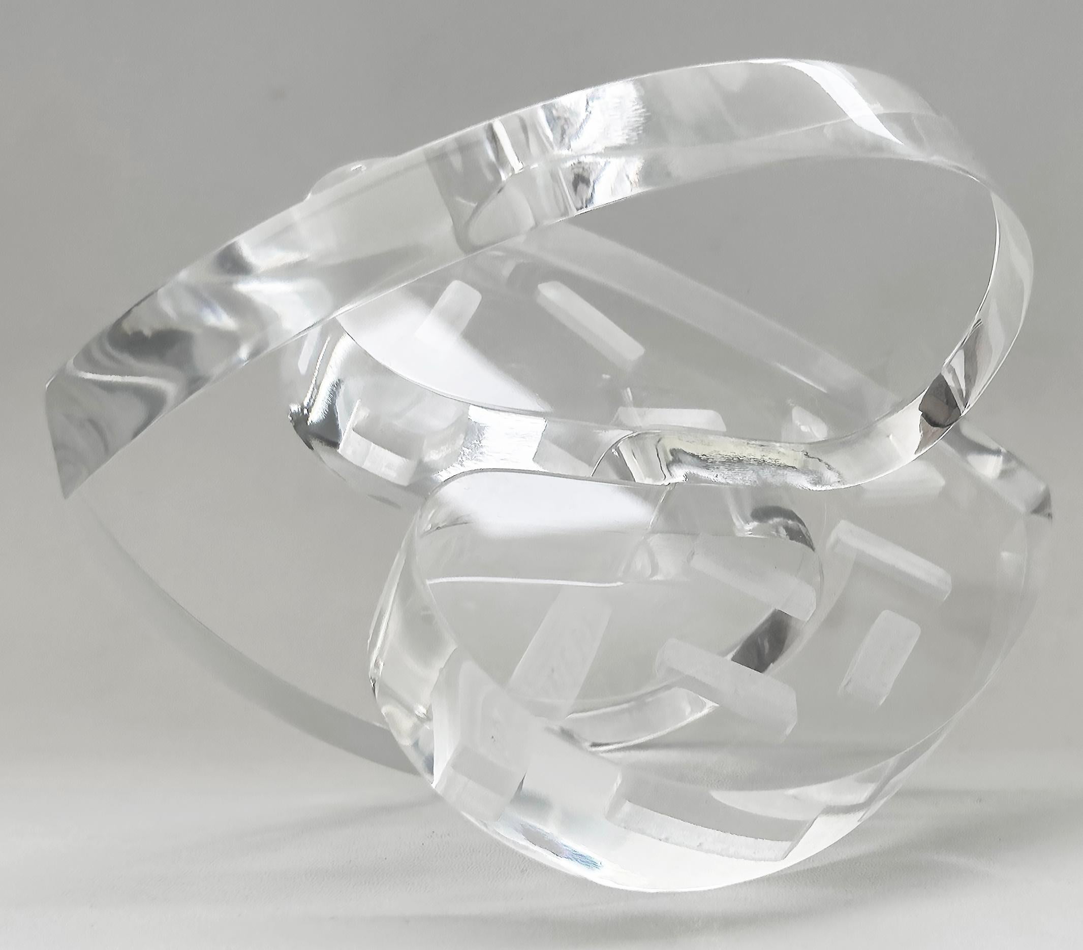 Americano Scultura d'amore in lucite trasparente con cuori intrecciati dell'artista Michael Gitter in vendita