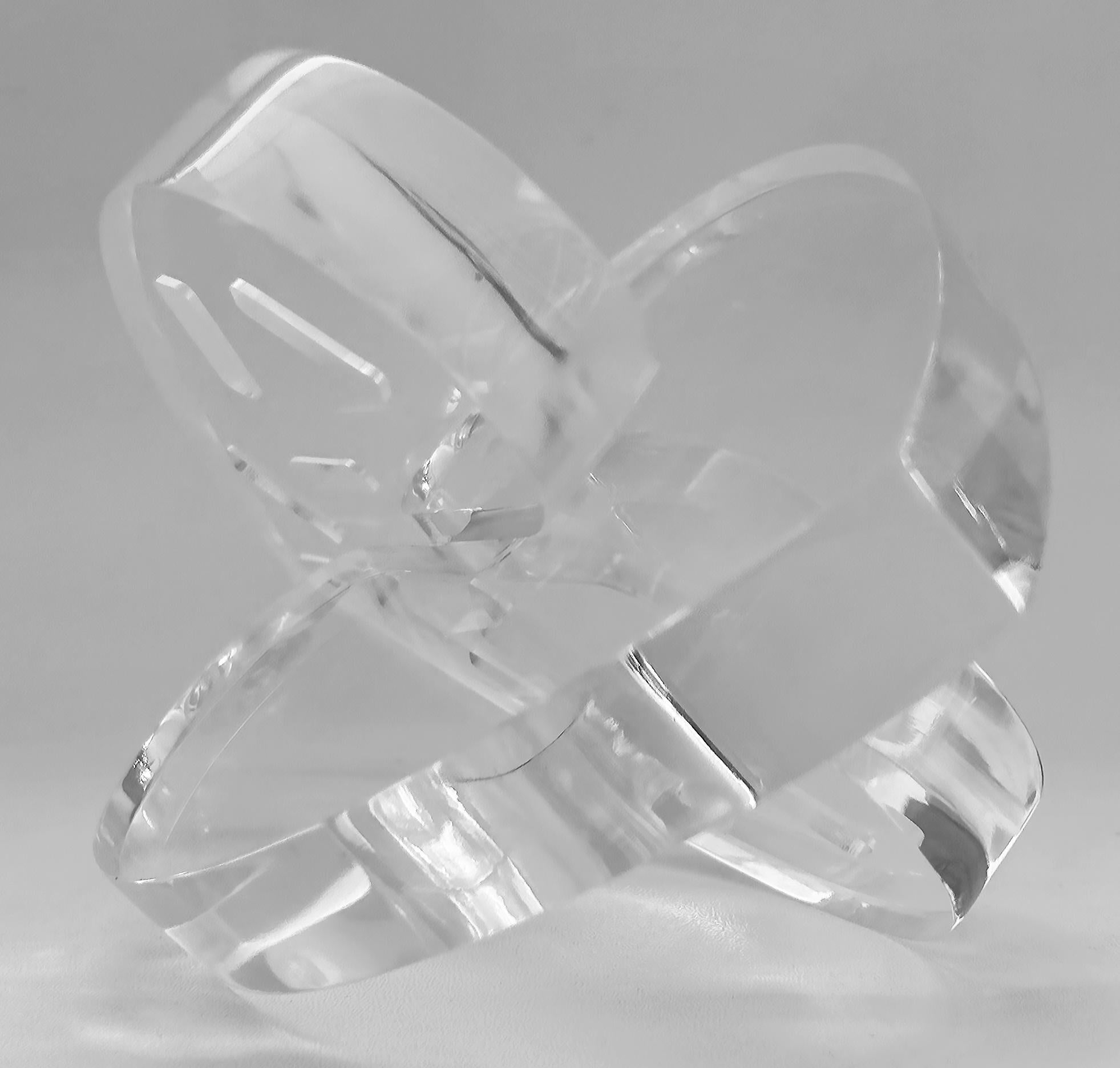 Lucidato Scultura d'amore in lucite trasparente con cuori intrecciati dell'artista Michael Gitter in vendita