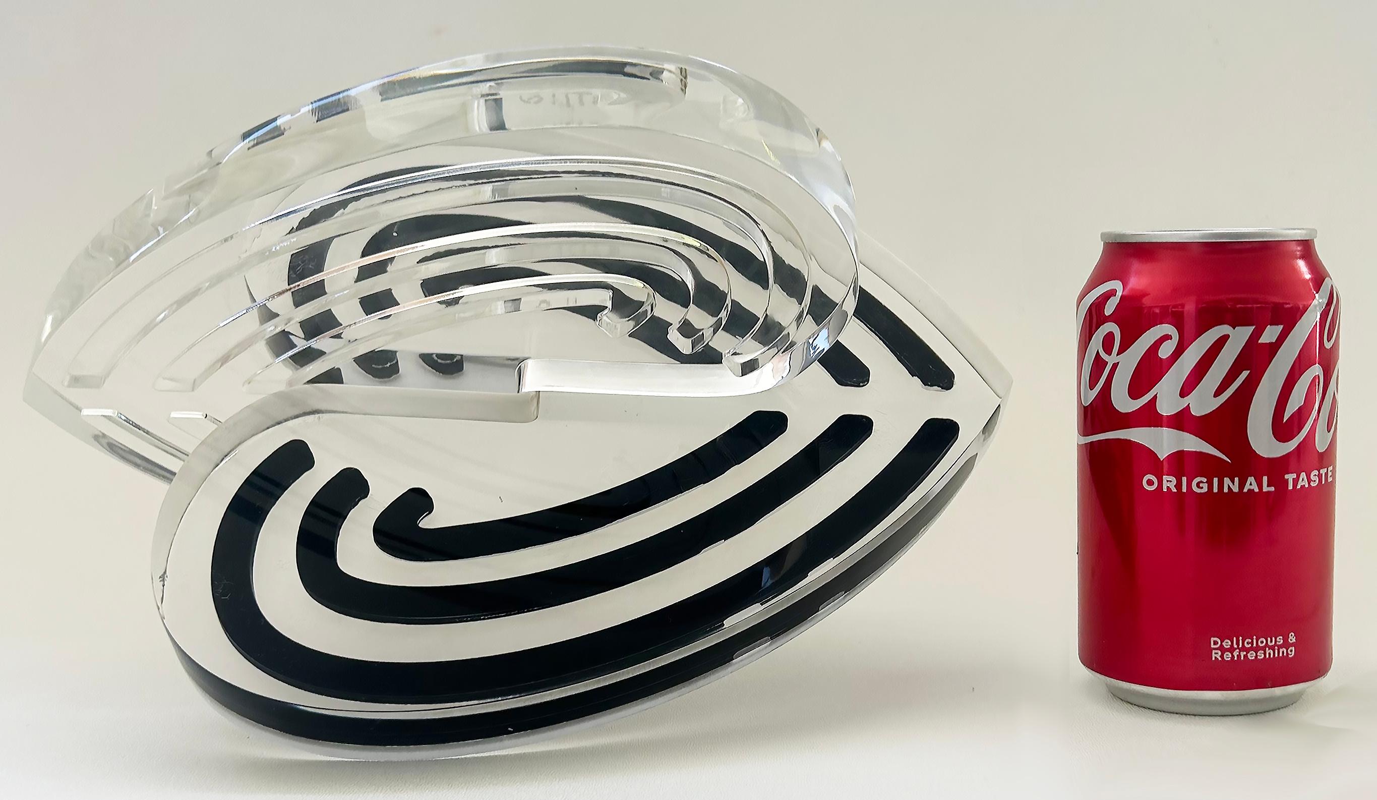 Scultura d'amore in lucite a strisce con cuori intrecciati dell'artista Michael Gitter in vendita 2