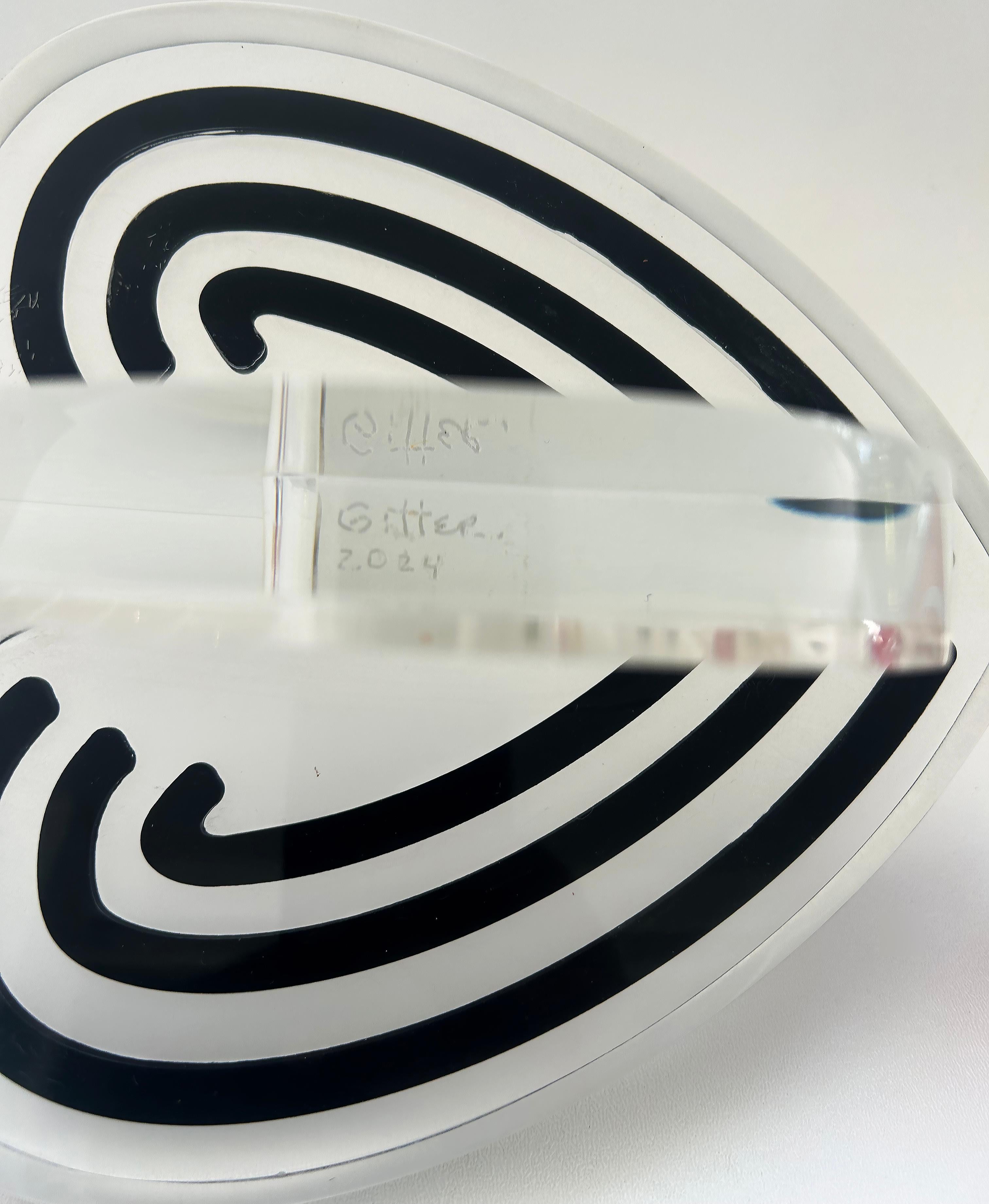 Scultura d'amore in lucite a strisce con cuori intrecciati dell'artista Michael Gitter in vendita 3