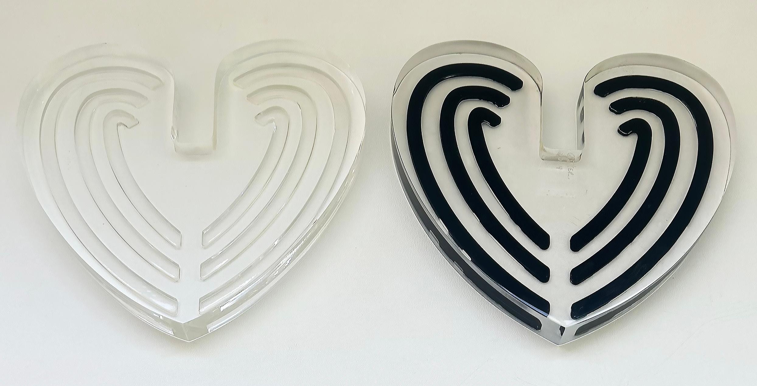Scultura d'amore in lucite a strisce con cuori intrecciati dell'artista Michael Gitter in vendita 5