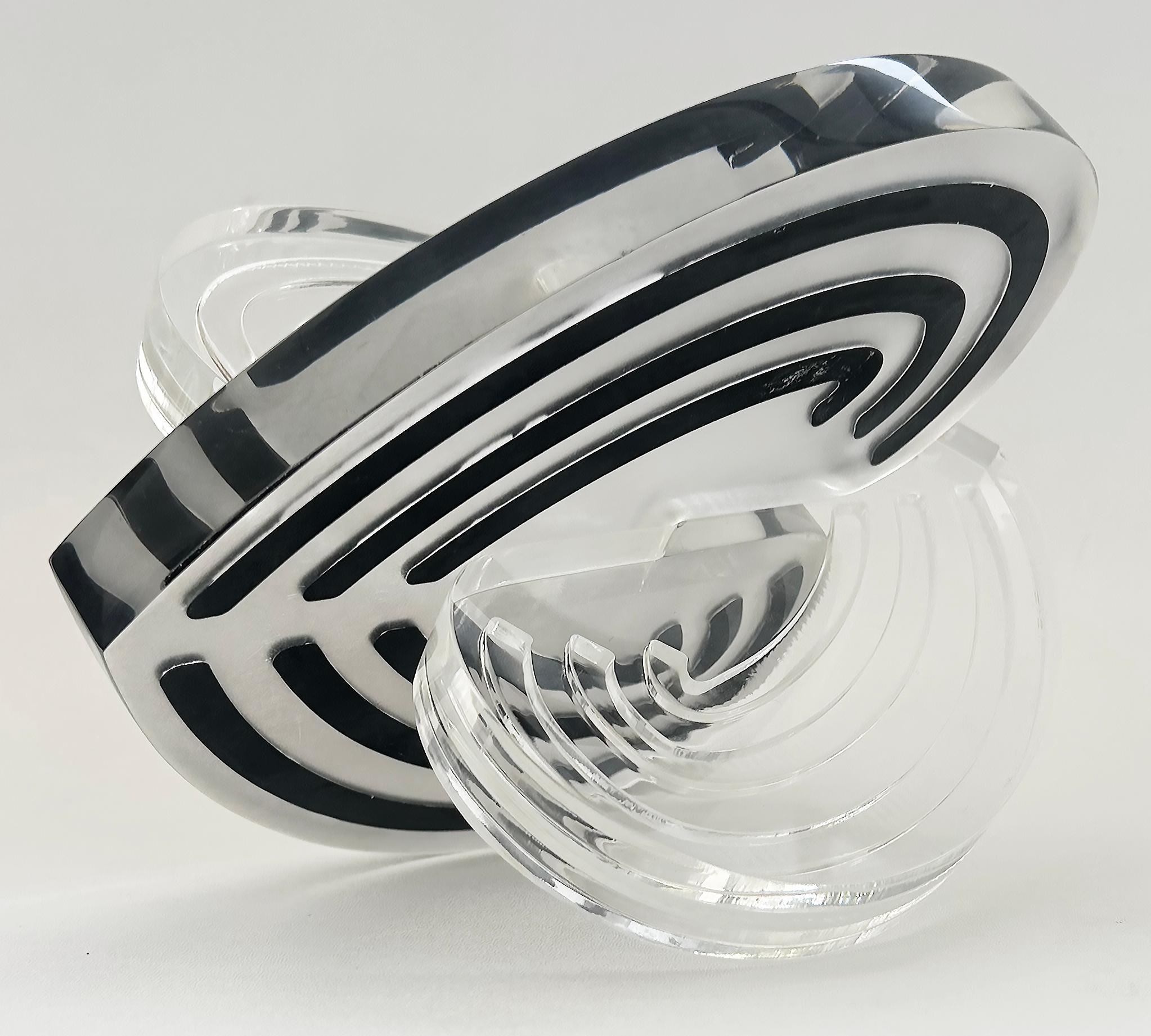 Moderno Scultura d'amore in lucite a strisce con cuori intrecciati dell'artista Michael Gitter in vendita