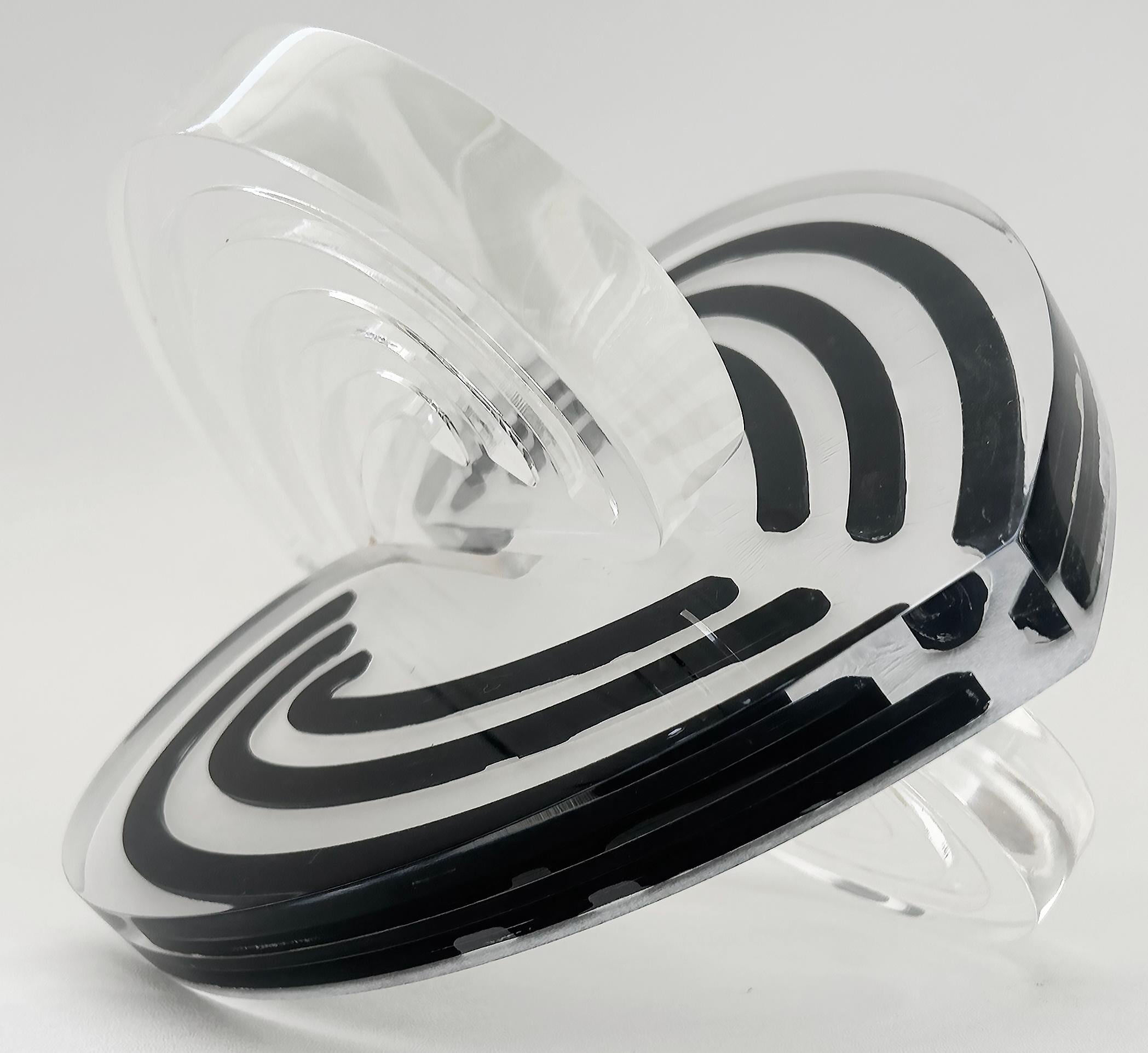 Americano Scultura d'amore in lucite a strisce con cuori intrecciati dell'artista Michael Gitter in vendita