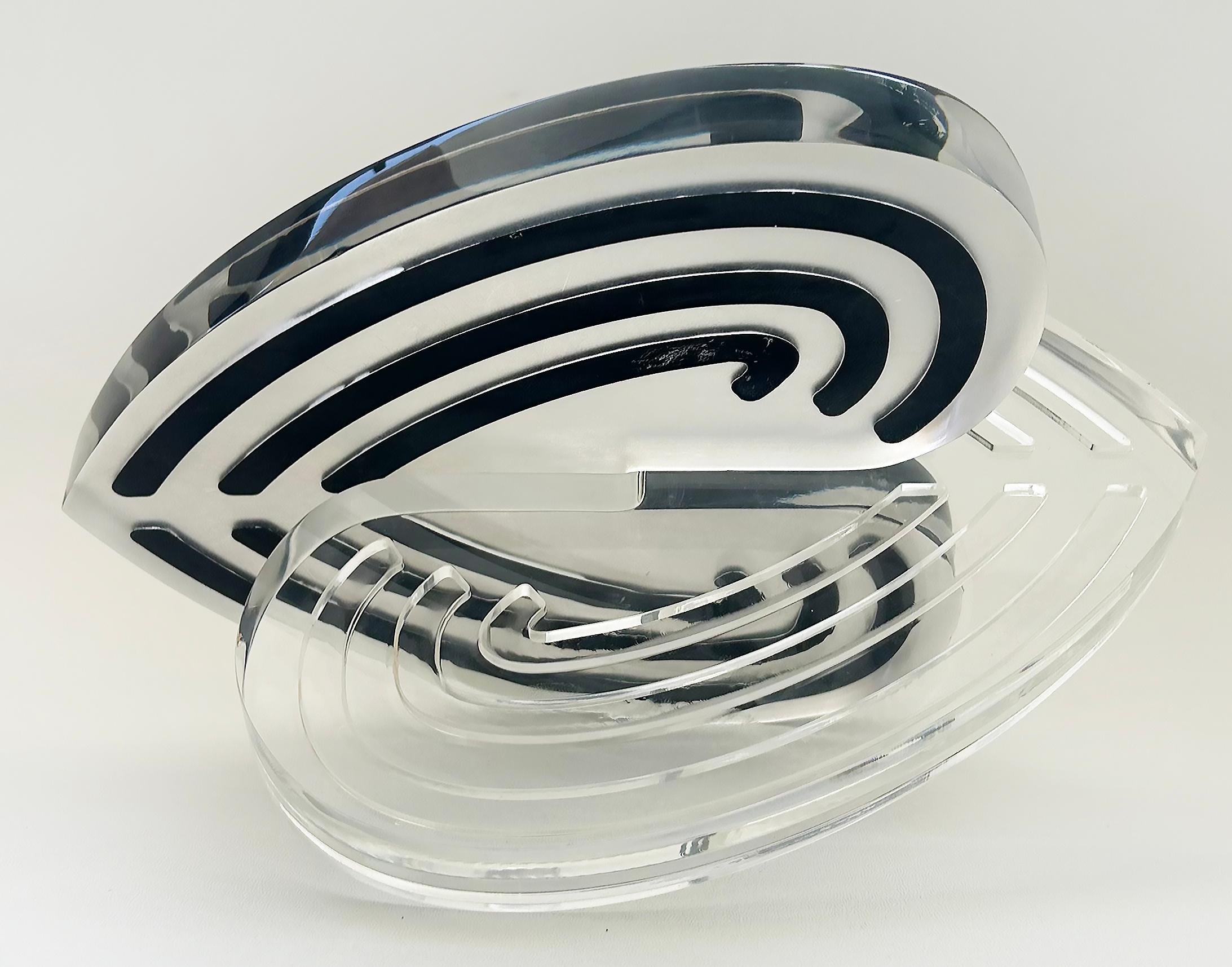 Lucidato Scultura d'amore in lucite a strisce con cuori intrecciati dell'artista Michael Gitter in vendita
