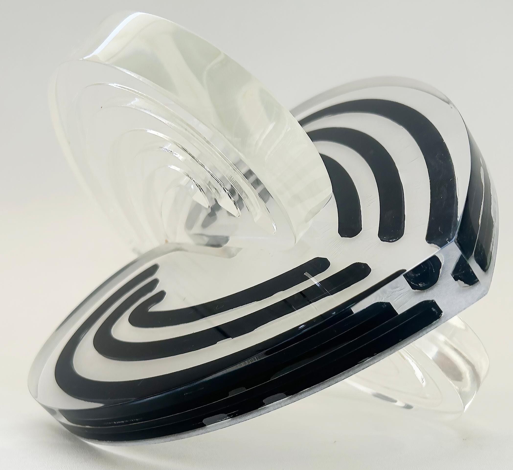 Scultura d'amore in lucite a strisce con cuori intrecciati dell'artista Michael Gitter In condizioni Nuovo in vendita a Miami, FL