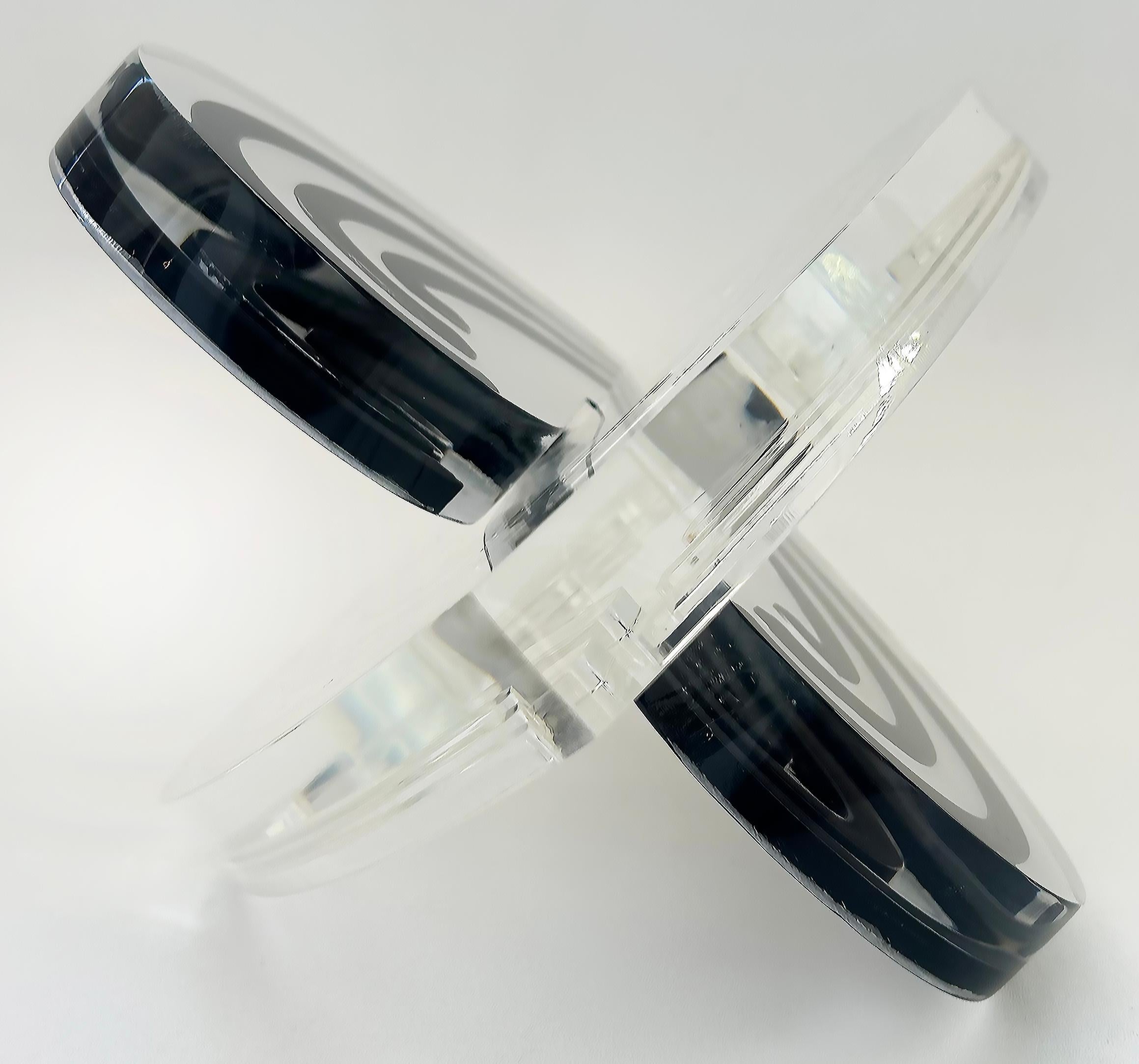 XXI secolo e contemporaneo Scultura d'amore in lucite a strisce con cuori intrecciati dell'artista Michael Gitter in vendita